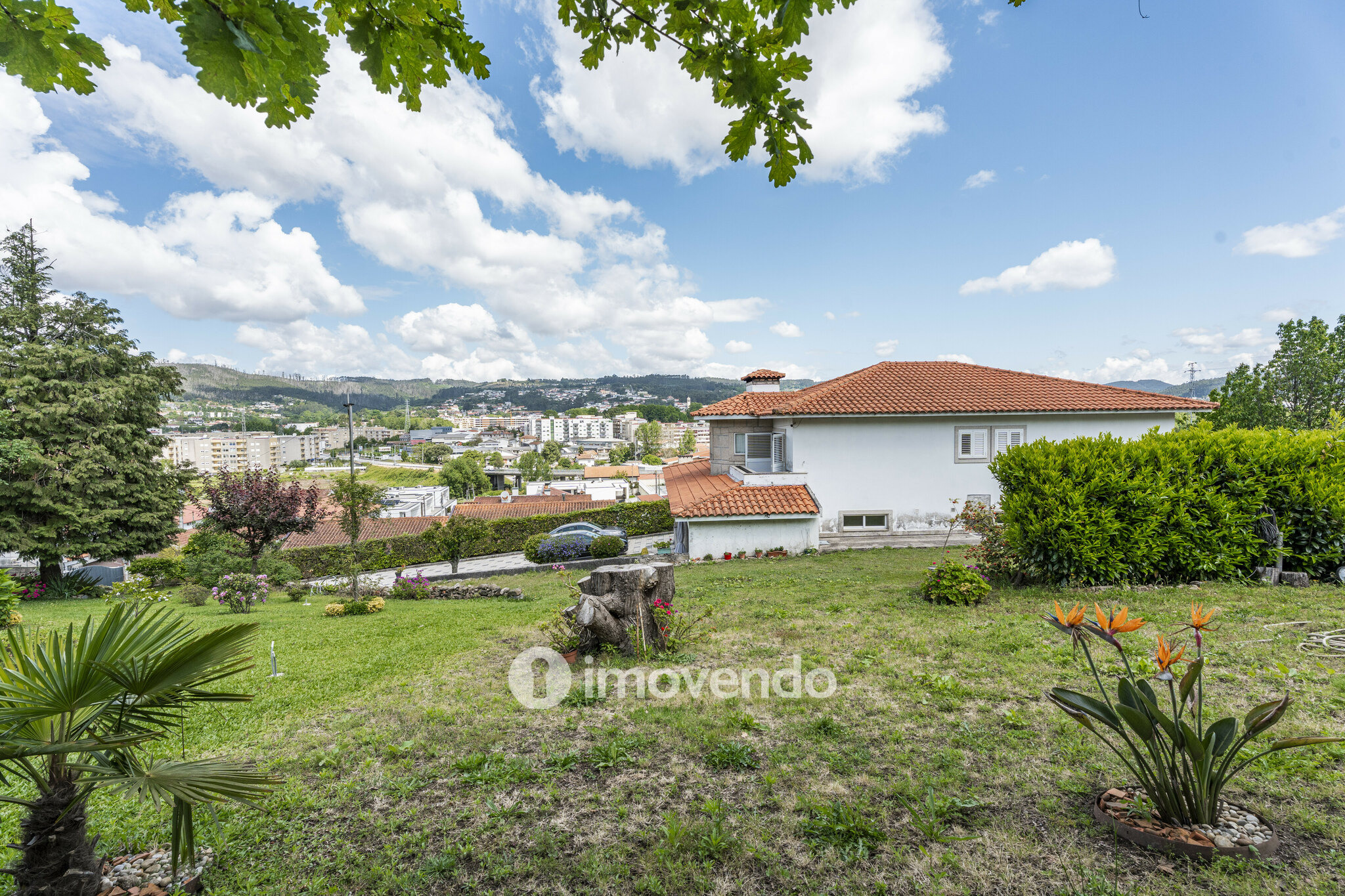 Moradia isolada T3, com terreno de 2.000m², em Vila Nova de Famalicão