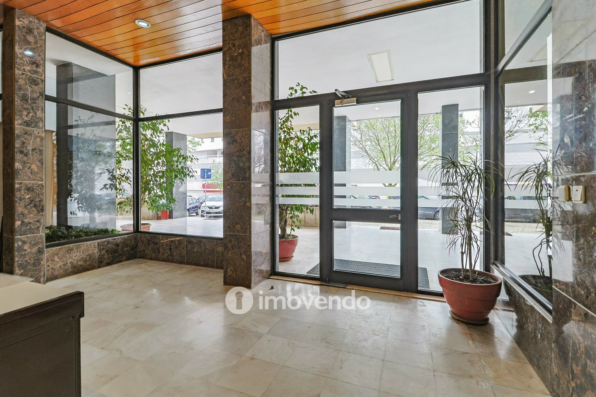 Apartamento T3, com cozinha equipada e estacionamento, em Miraflores