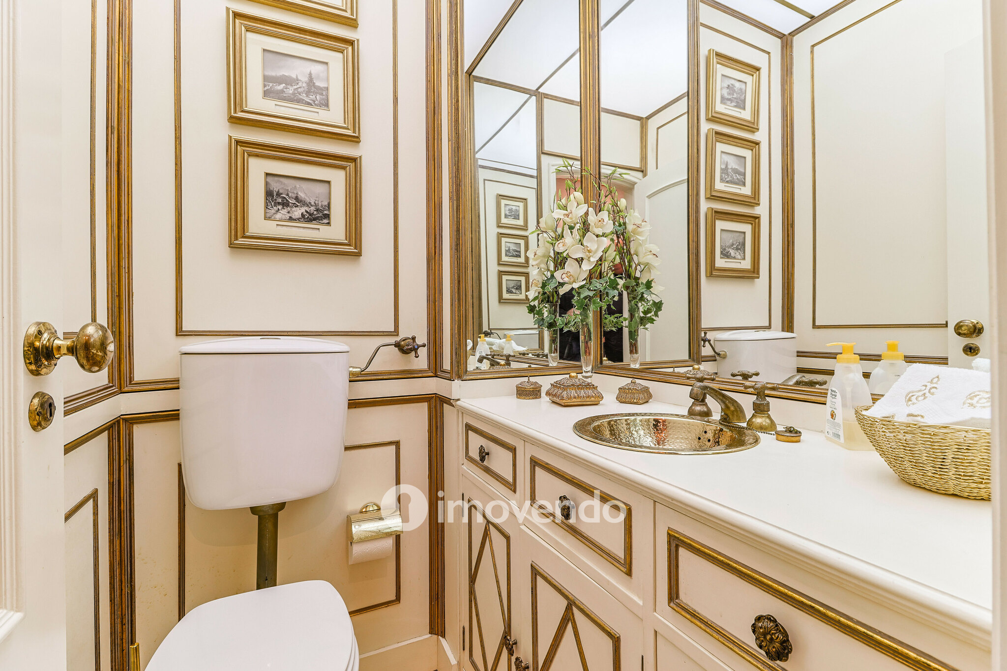 Apartamento T3, com cozinha equipada e estacionamento, em Miraflores