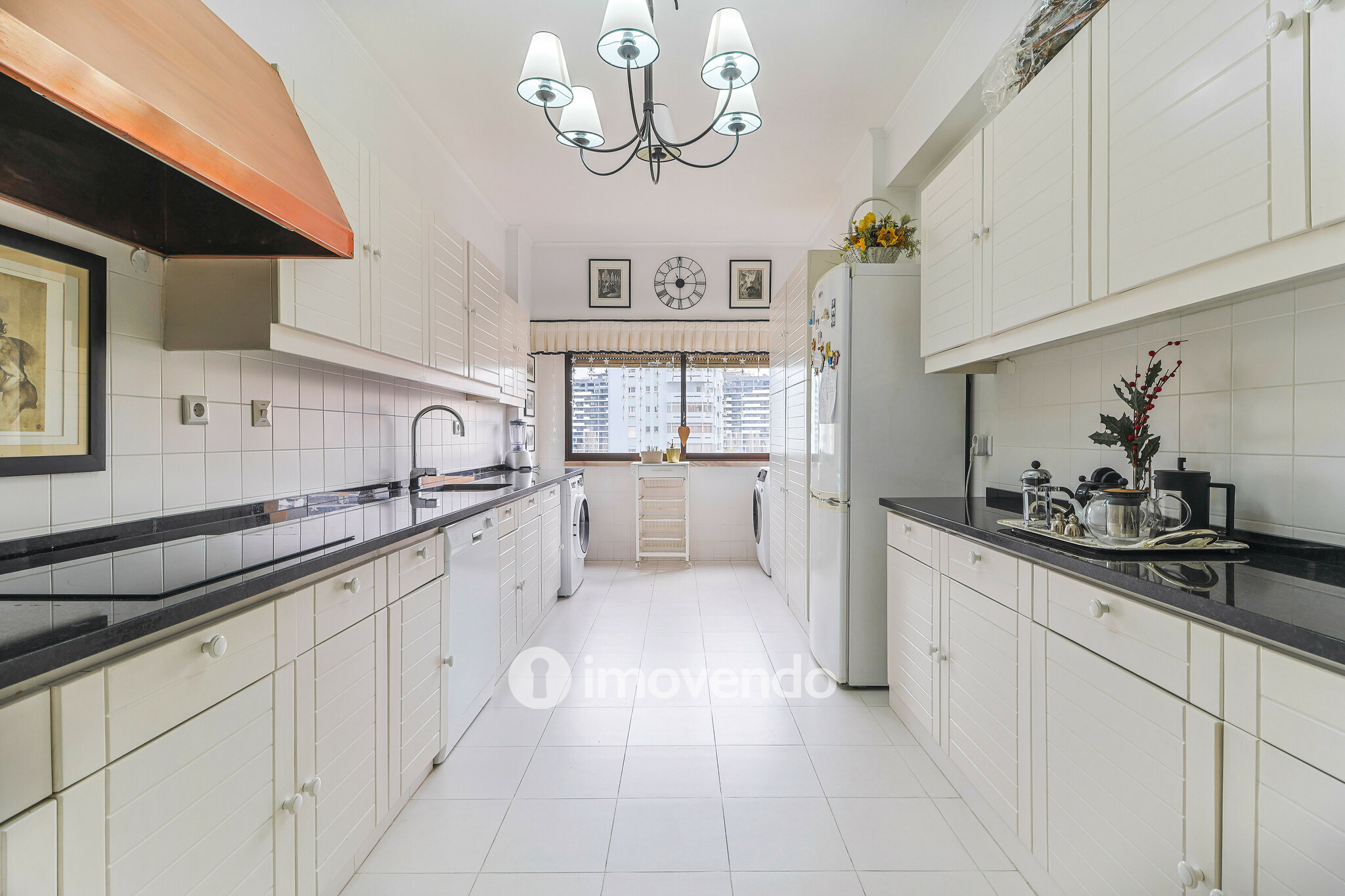 Apartamento T3, com cozinha equipada e estacionamento, em Miraflores