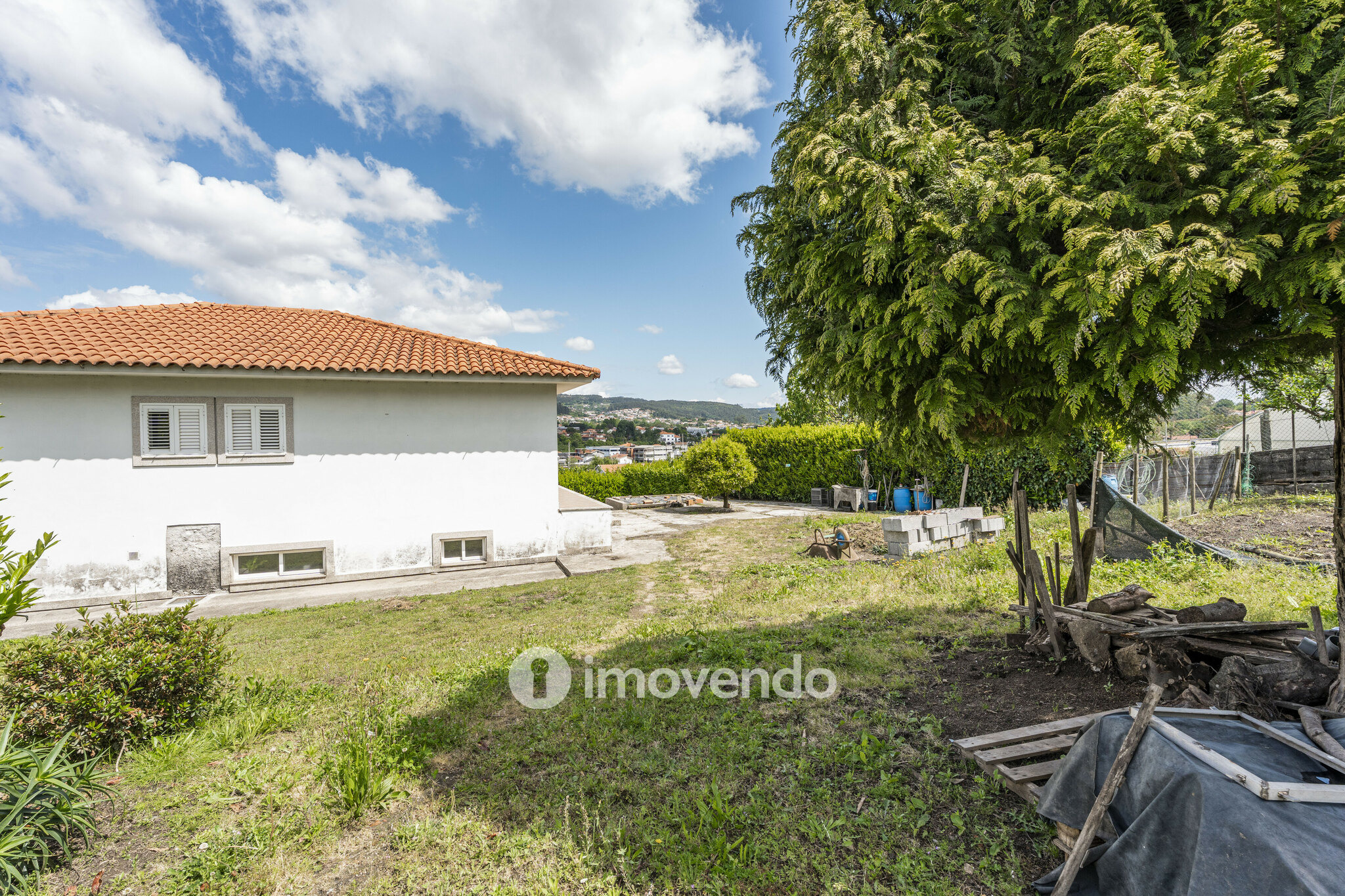 Moradia isolada T3, com terreno de 2.000m², em Vila Nova de Famalicão