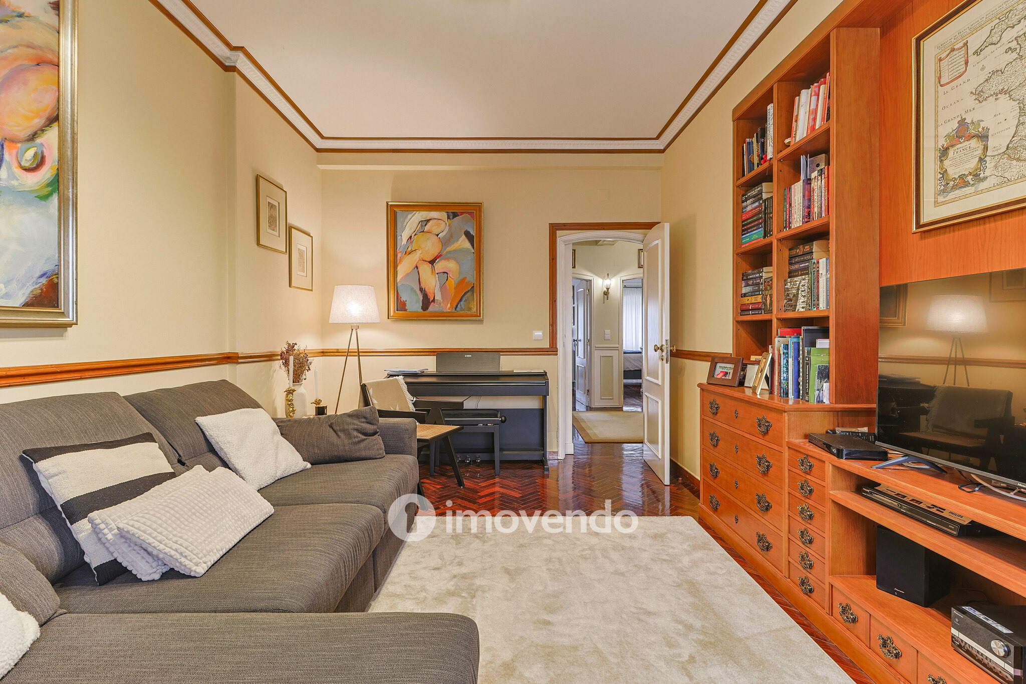 Apartamento T3, com cozinha equipada e estacionamento, em Miraflores