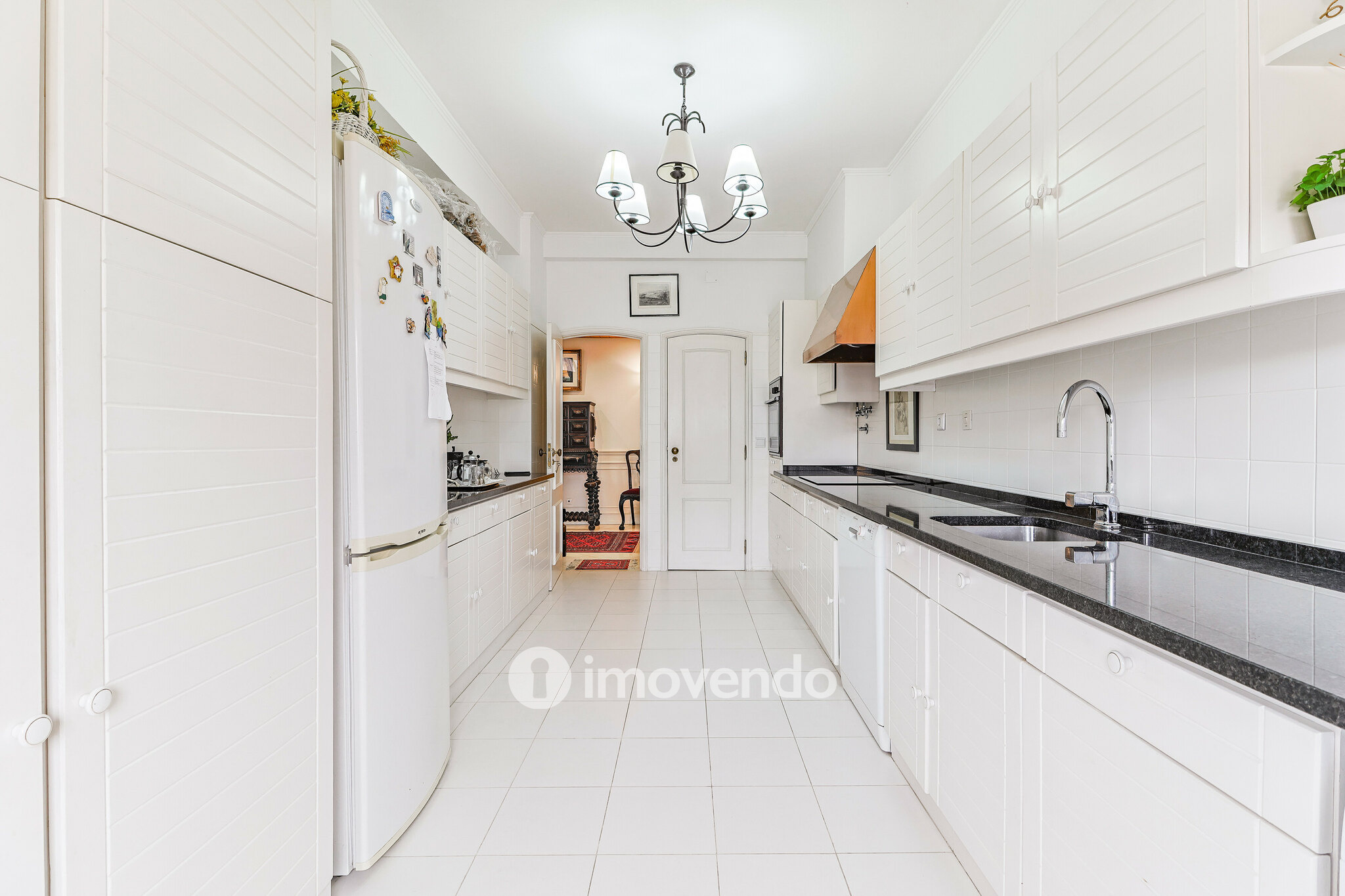 Apartamento T3, com cozinha equipada e estacionamento, em Miraflores