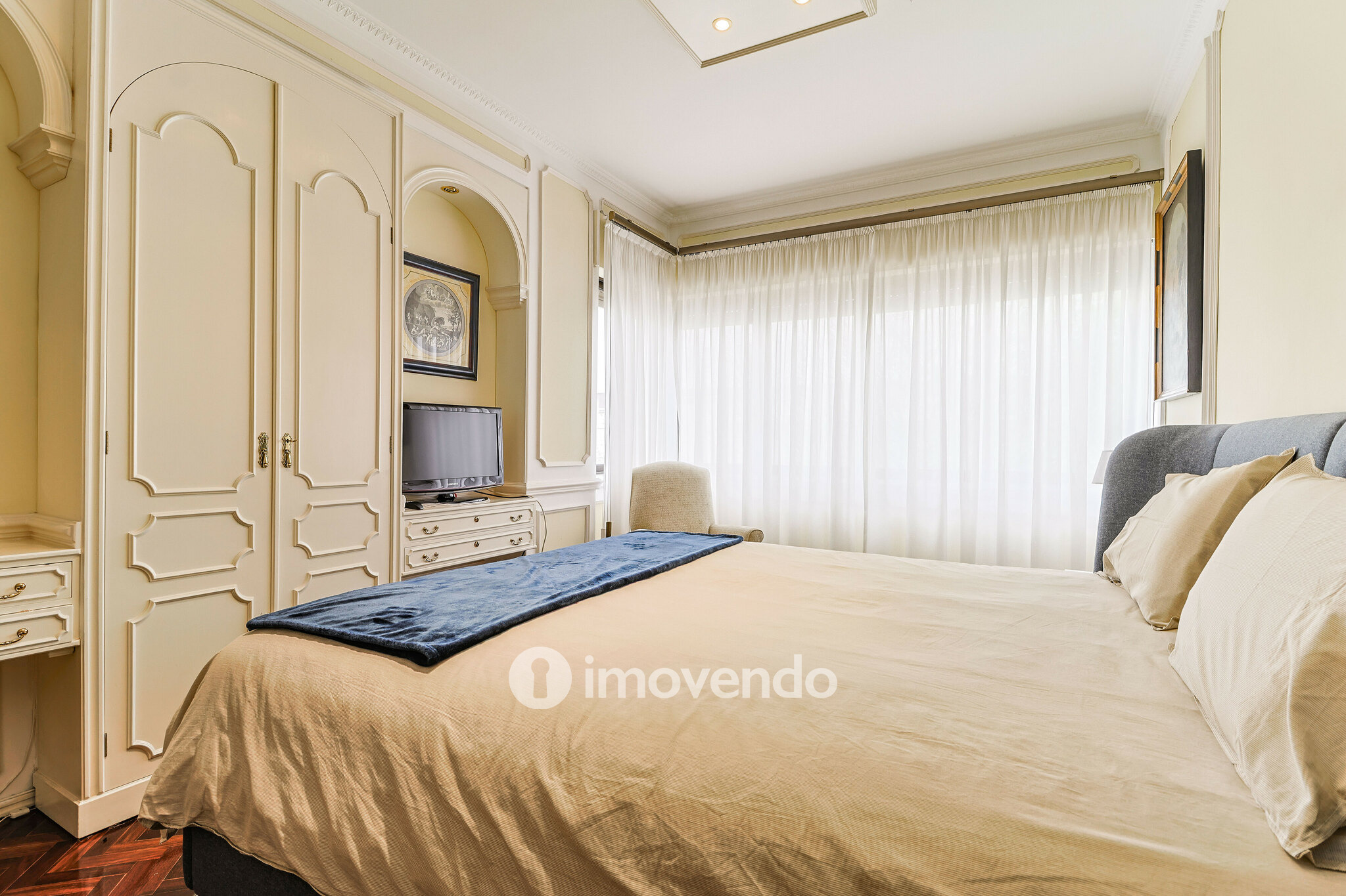 Apartamento T3, com cozinha equipada e estacionamento, em Miraflores