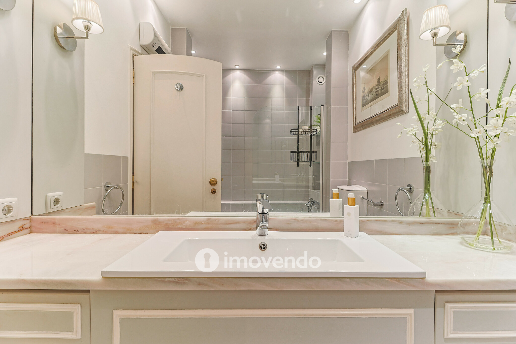 Apartamento T3, com cozinha equipada e estacionamento, em Miraflores