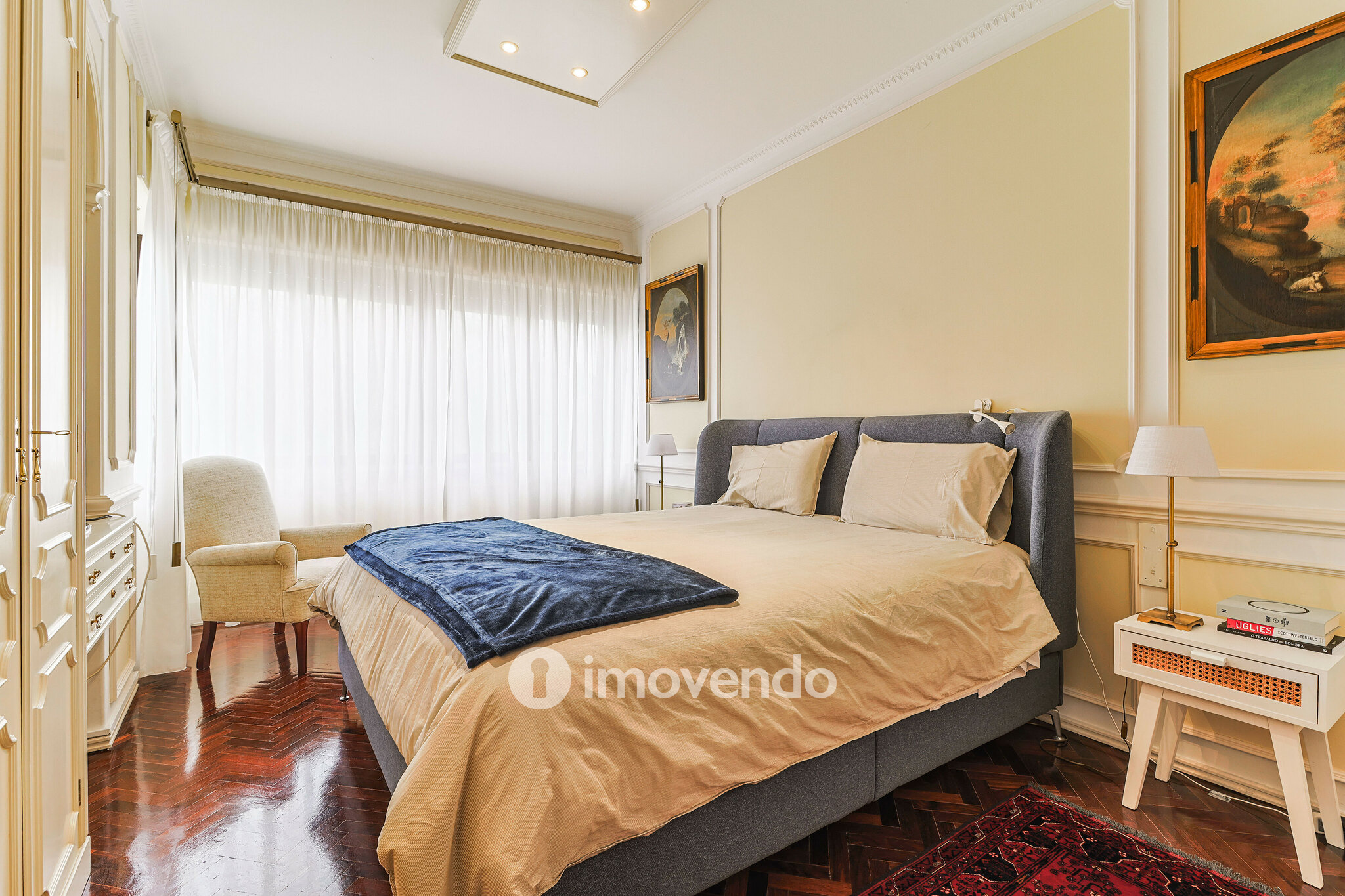 Apartamento T3, com cozinha equipada e estacionamento, em Miraflores