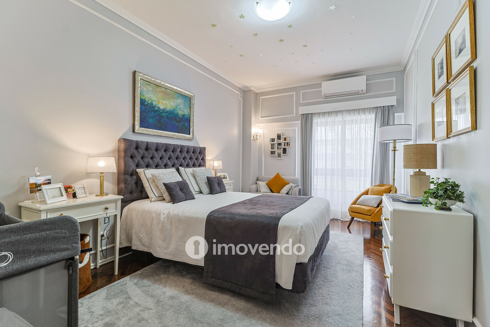 Apartamento T3, com cozinha equipada e estacionamento, em Miraflores