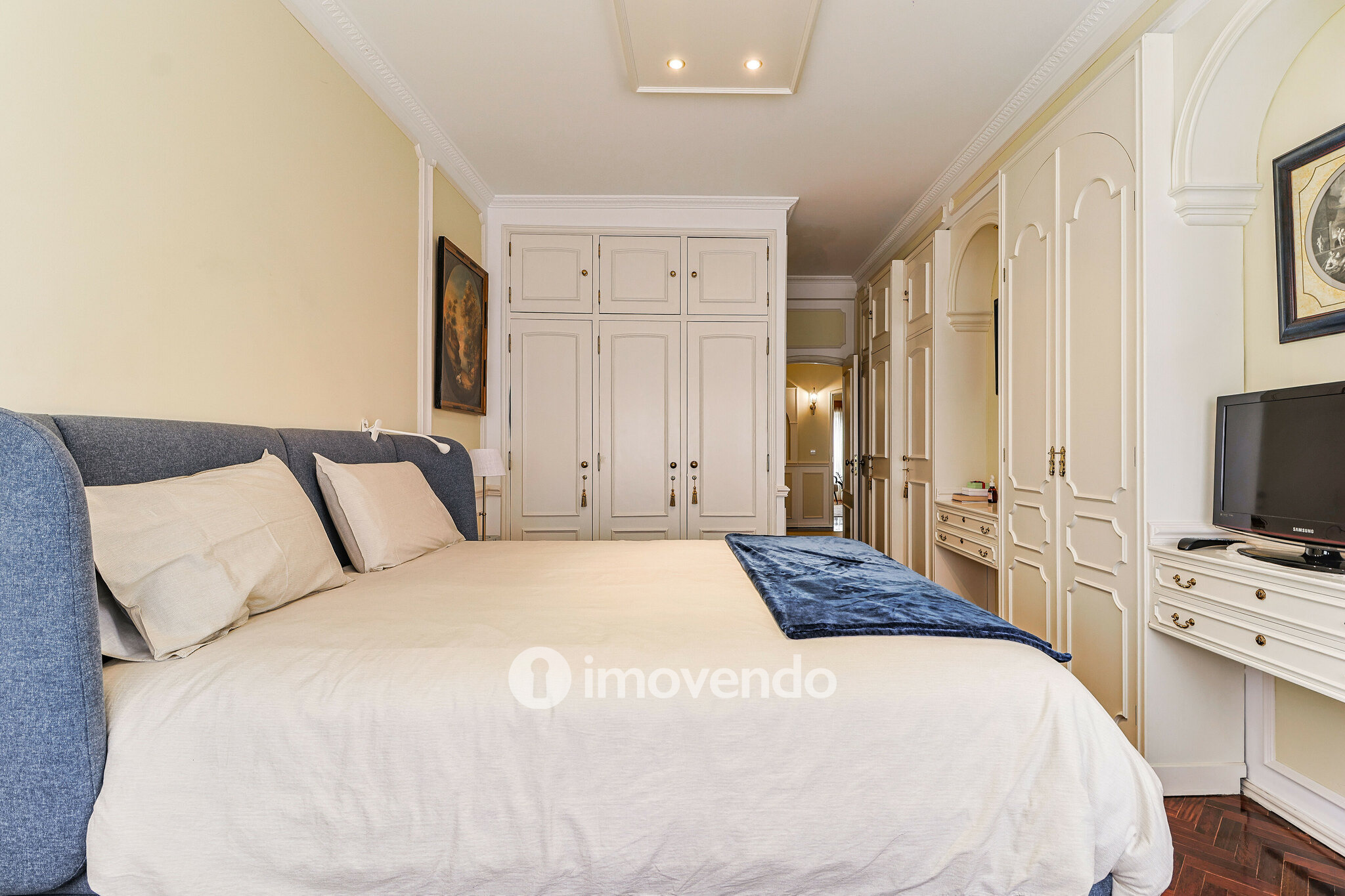 Apartamento T3, com cozinha equipada e estacionamento, em Miraflores