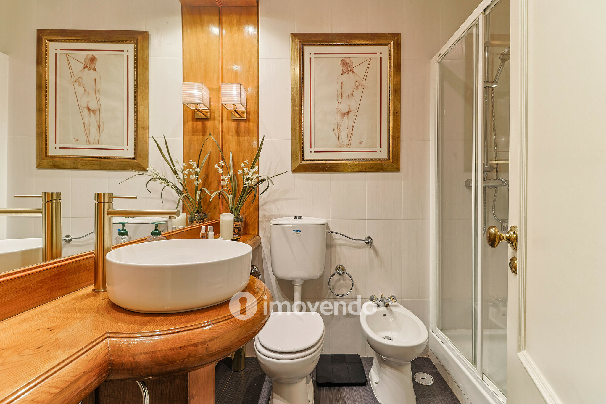 Apartamento T3, com cozinha equipada e estacionamento, em Miraflores