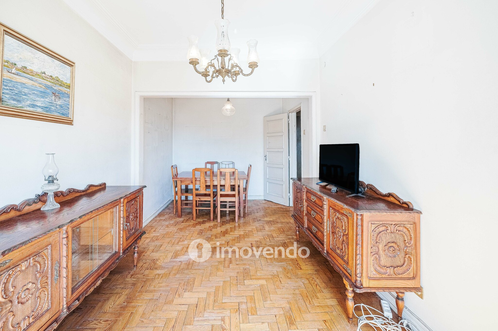 Apartamento T2 com duas varandas, na Graça, em Lisboa