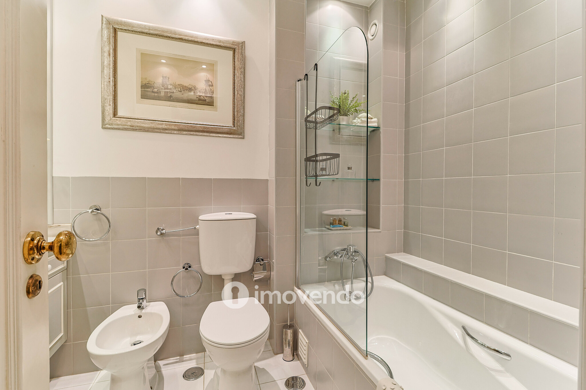 Apartamento T3, com cozinha equipada e estacionamento, em Miraflores