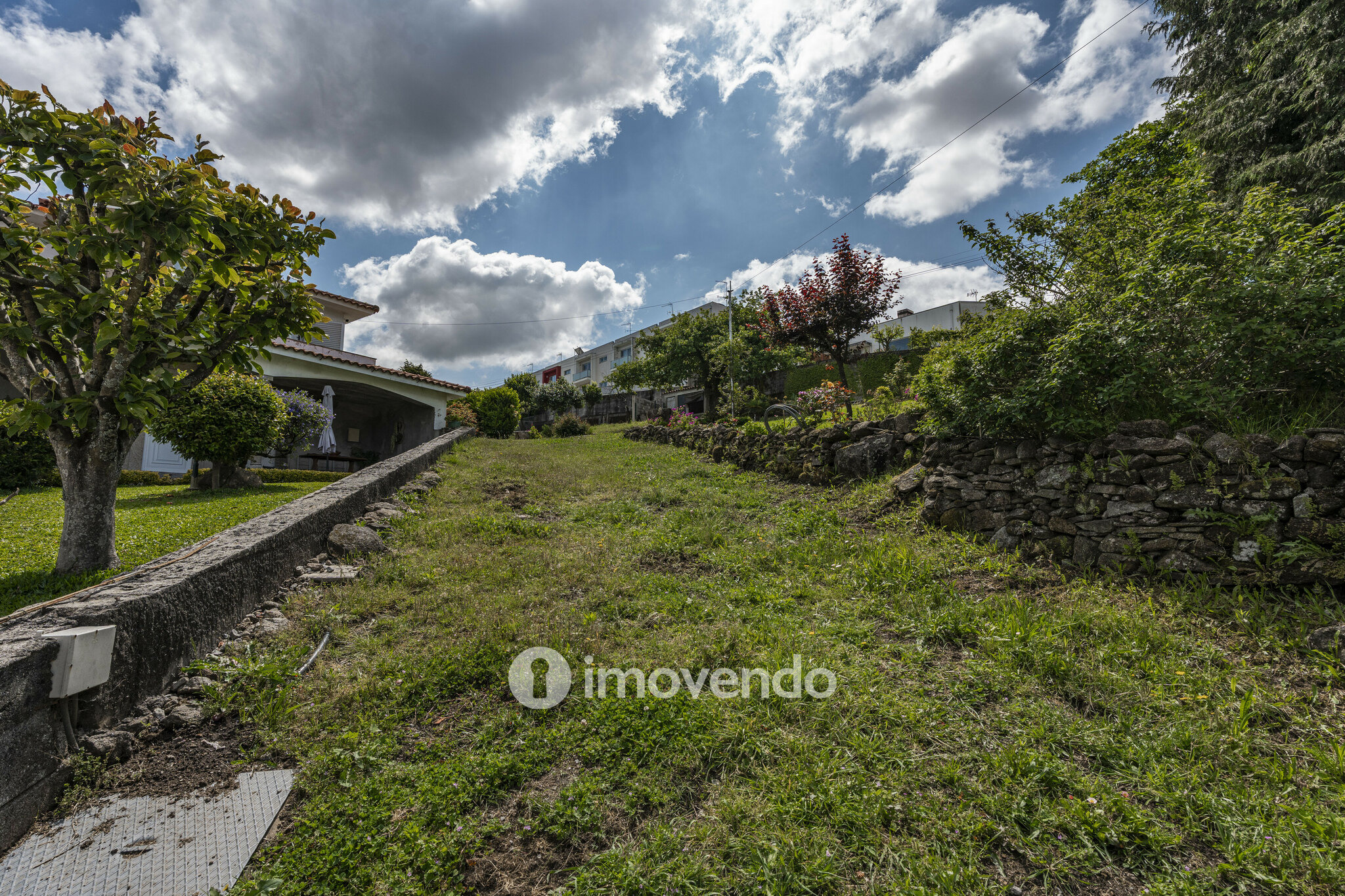 Moradia isolada T3, com terreno de 2.000m², em Vila Nova de Famalicão