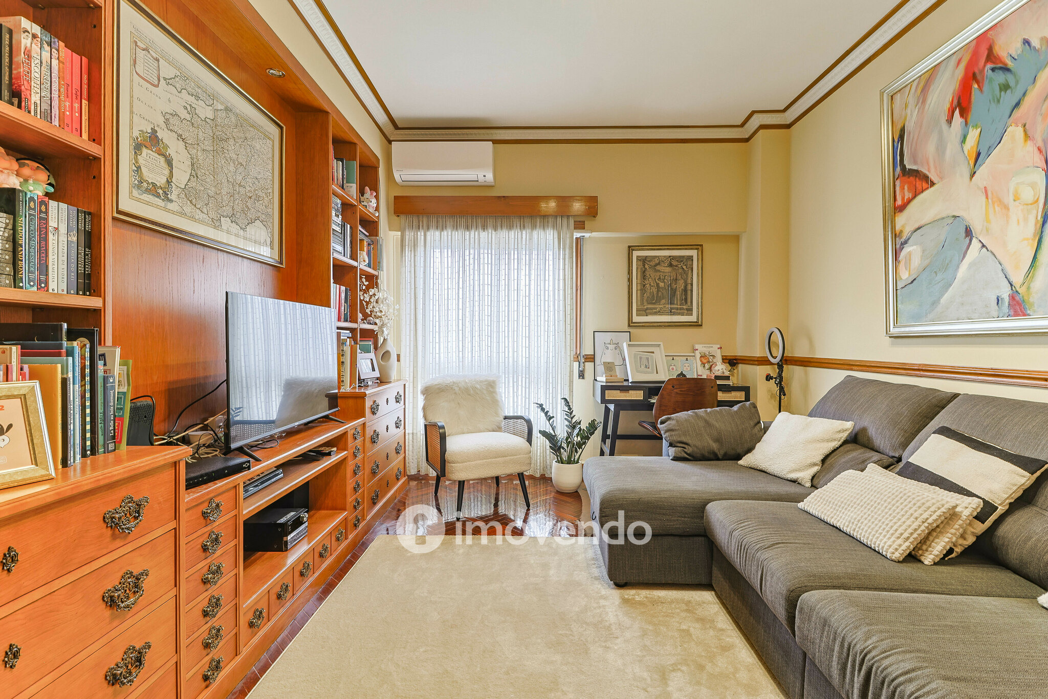 Apartamento T3, com cozinha equipada e estacionamento, em Miraflores