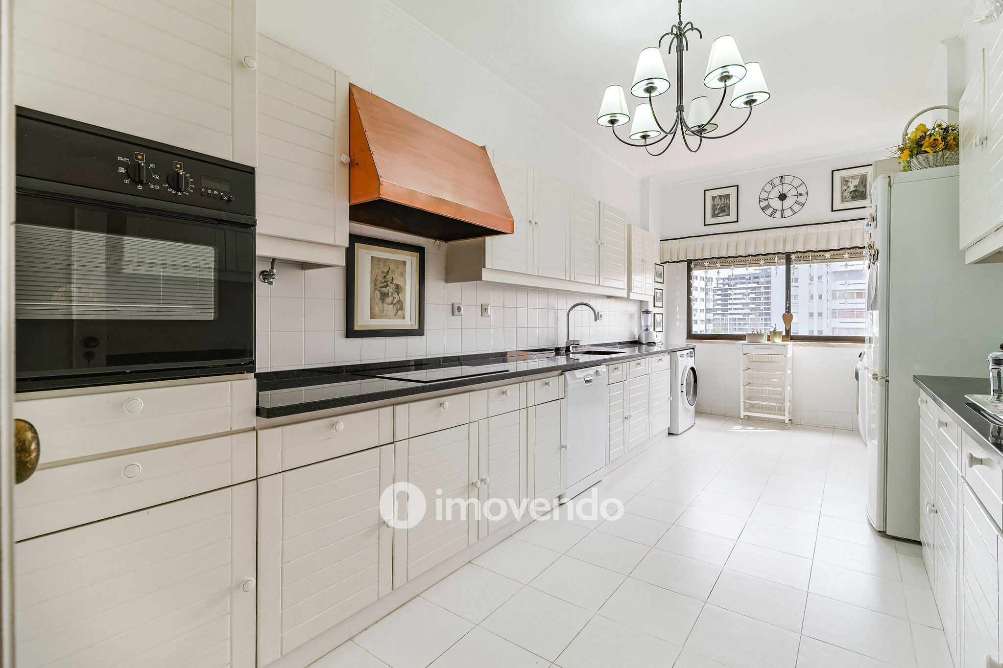 Apartamento T3, com cozinha equipada e estacionamento, em Miraflores