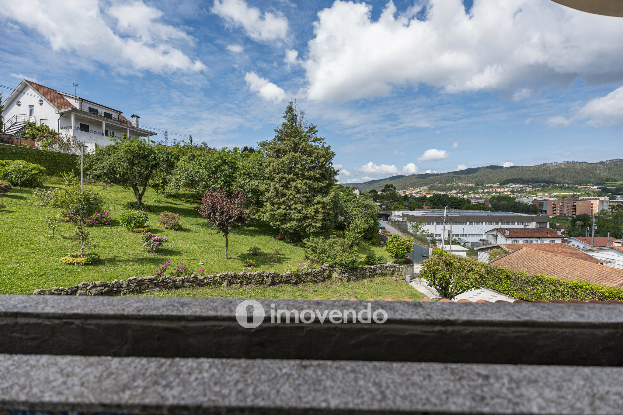 Moradia isolada T3, com terreno de 2.000m², em Vila Nova de Famalicão