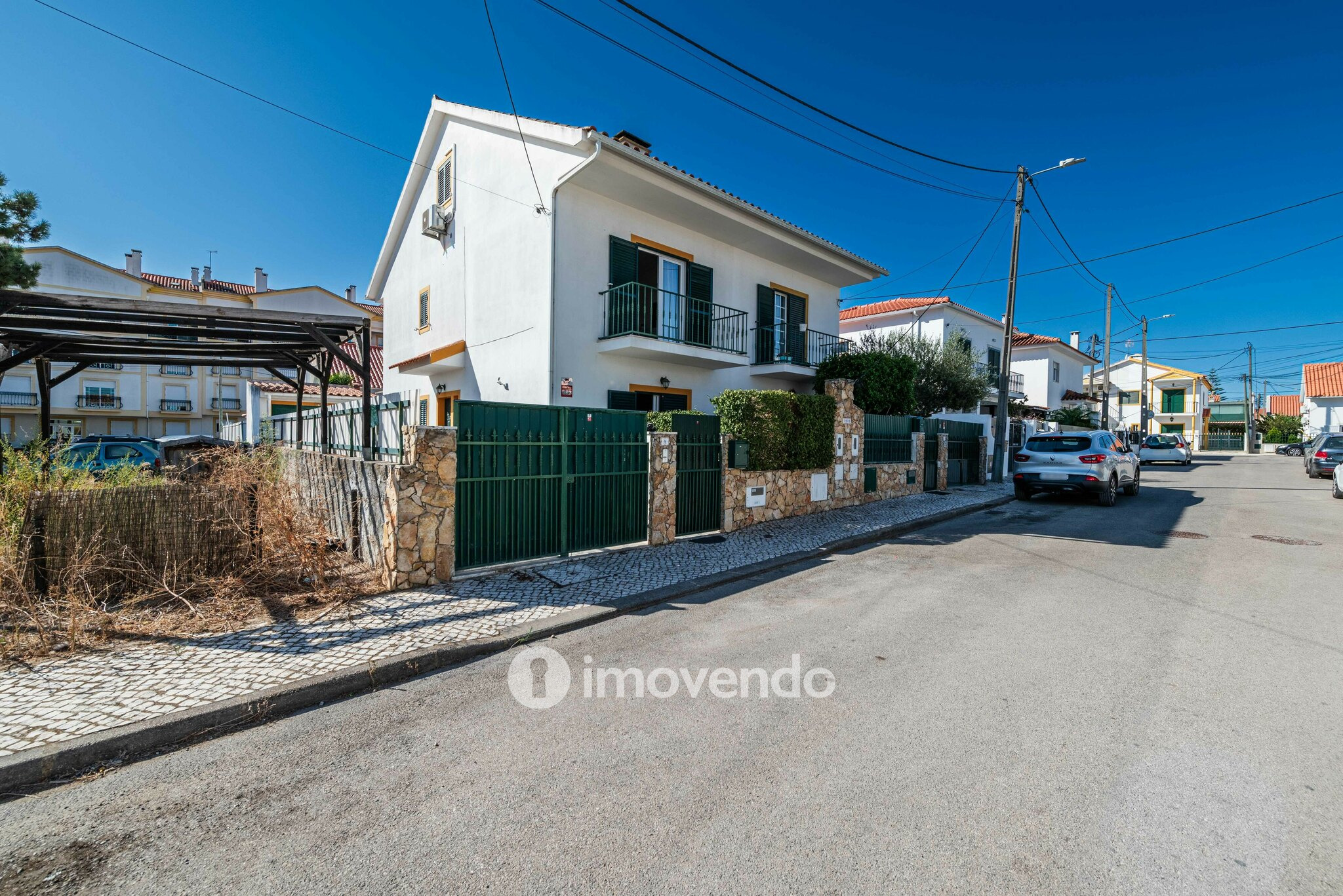 Moradia T3 cuidada, com garagem, na Quinta do Conde