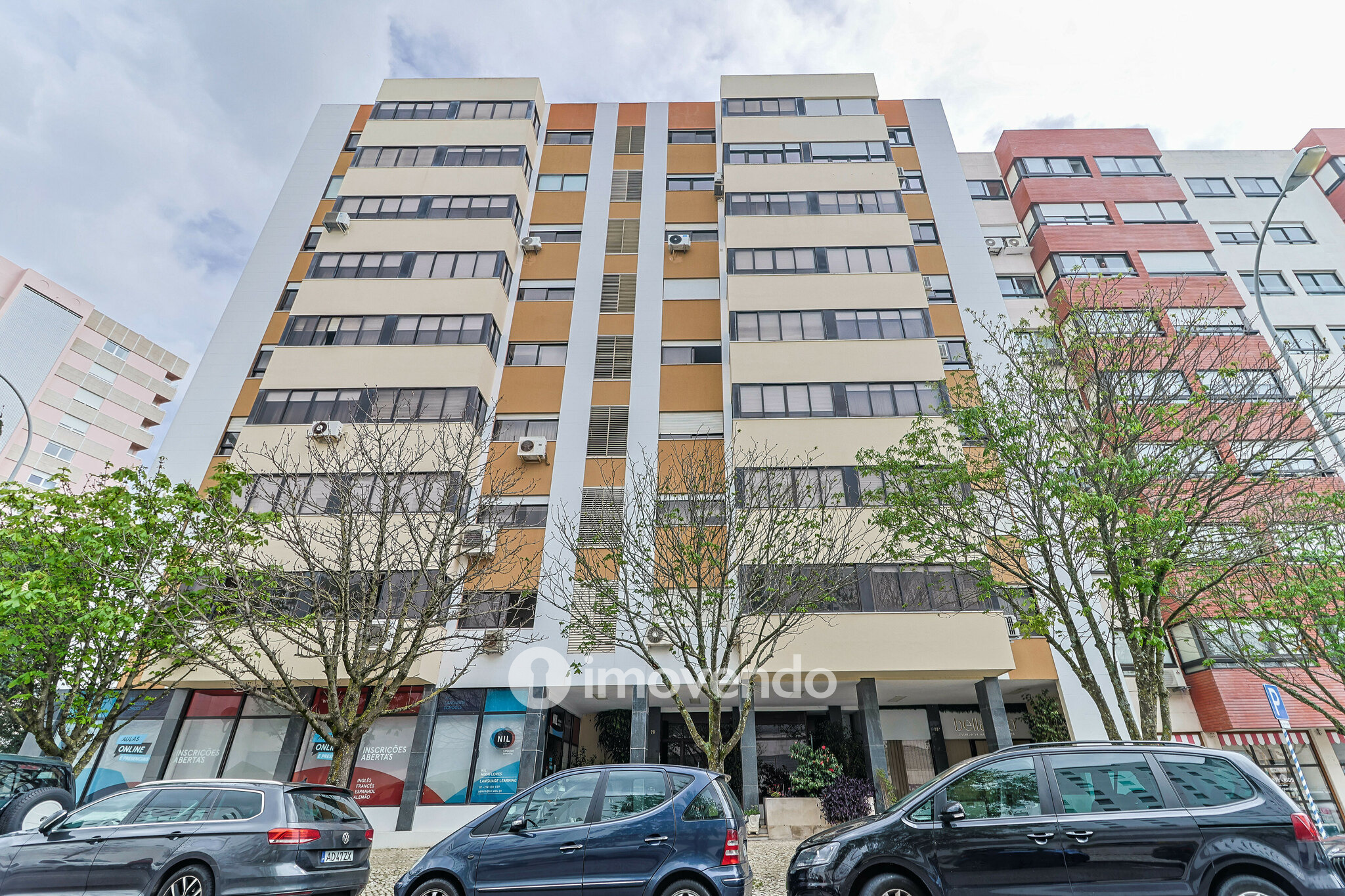 Apartamento T3, com cozinha equipada e estacionamento, em Miraflores