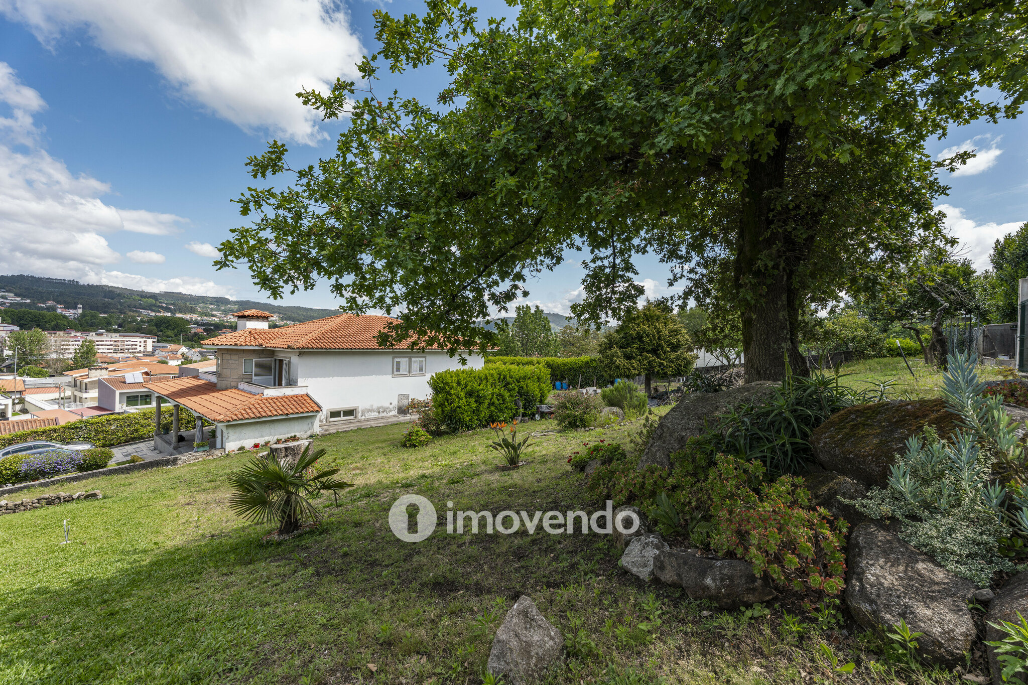 Moradia isolada T3, com terreno de 2.000m², em Vila Nova de Famalicão