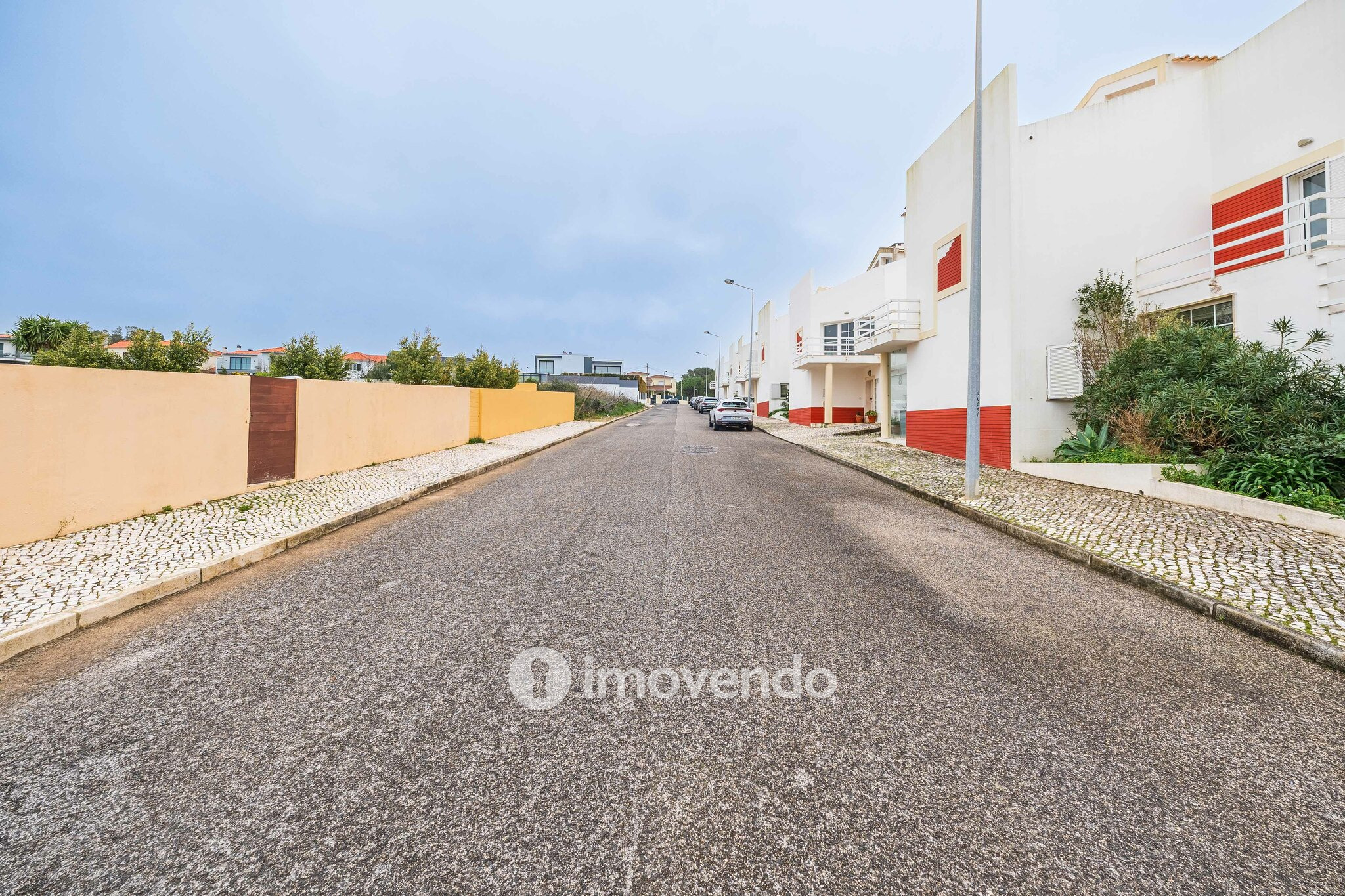 Moradia T5+2 com garagem, em condomínio com piscina, em Murches