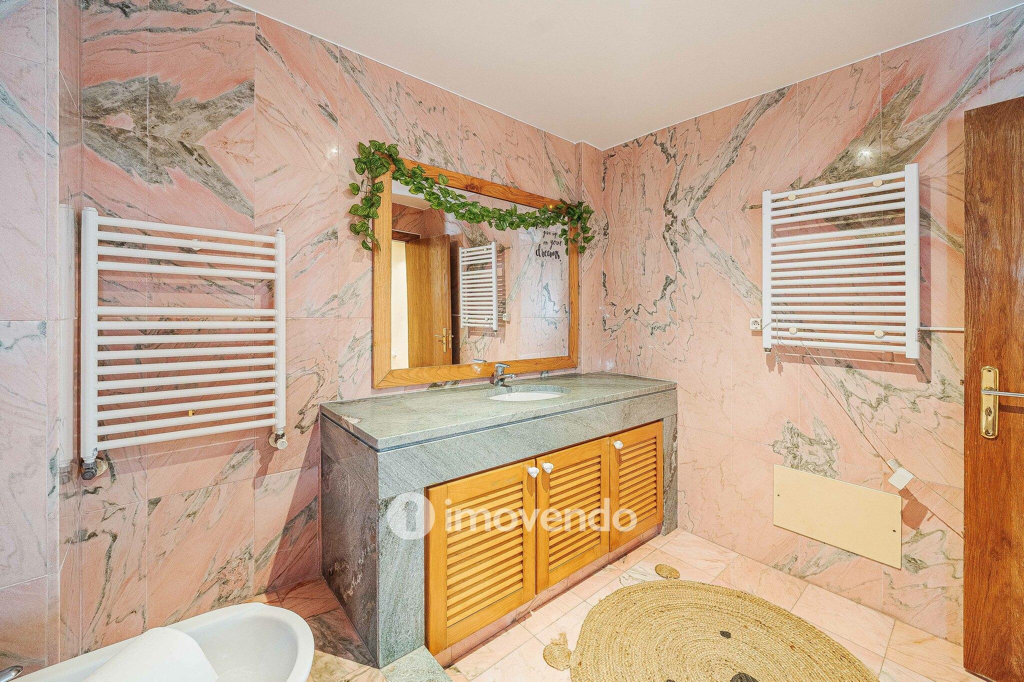 Moradia T5+2 com garagem, em condomínio com piscina, em Murches