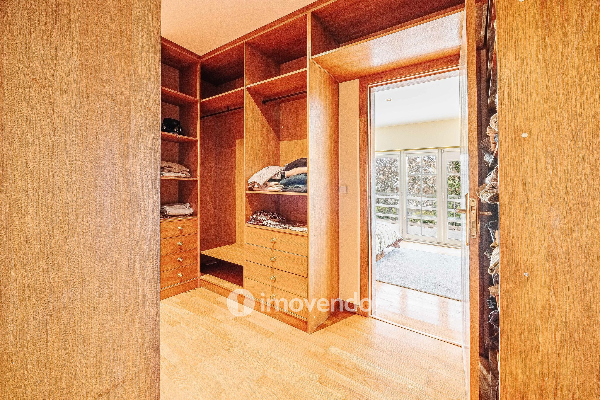 Moradia T5+2 com garagem, em condomínio com piscina, em Murches