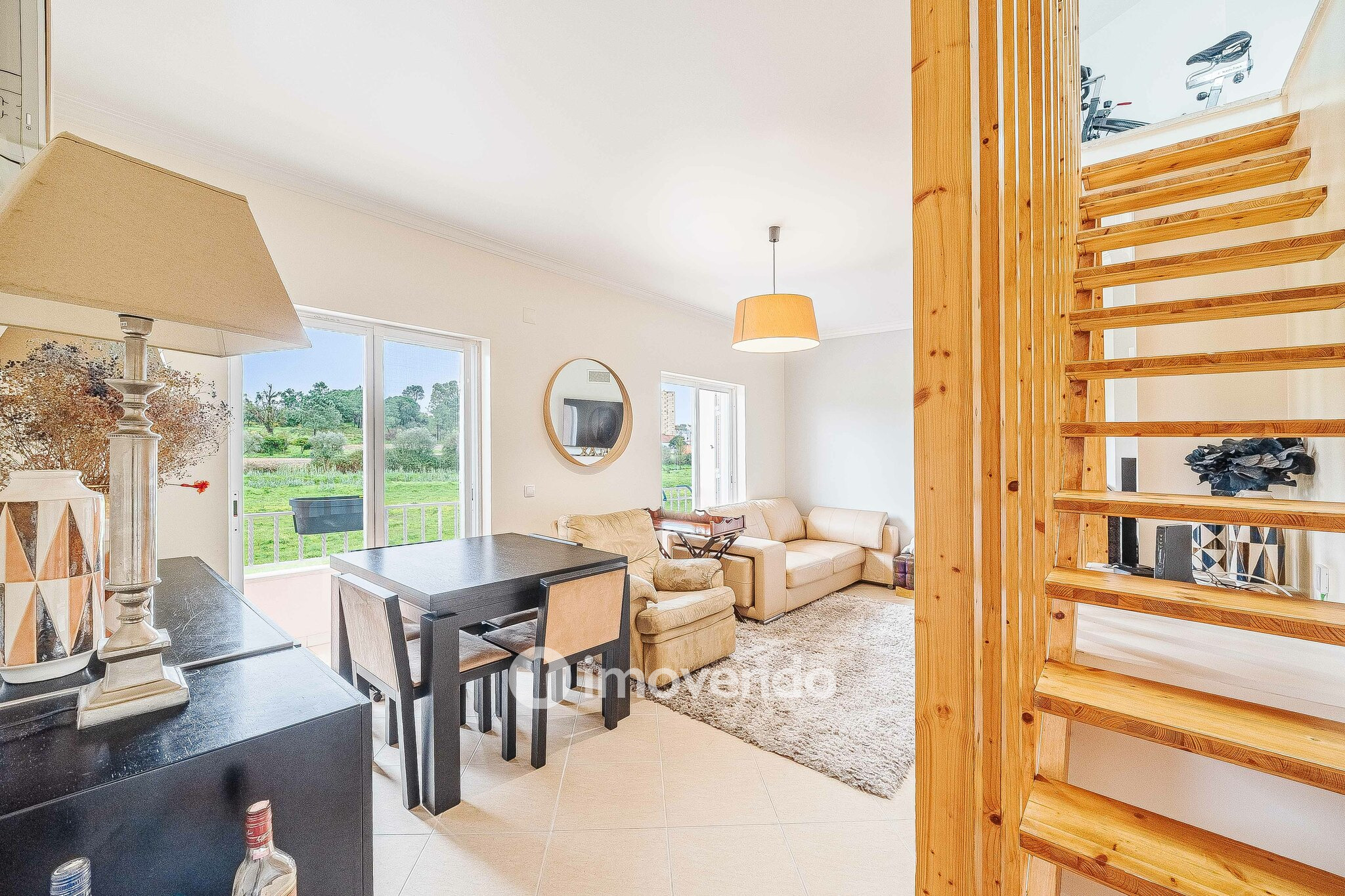 Andar de Moradia T2 Duplex, com garagem e logradouro, no Seixal