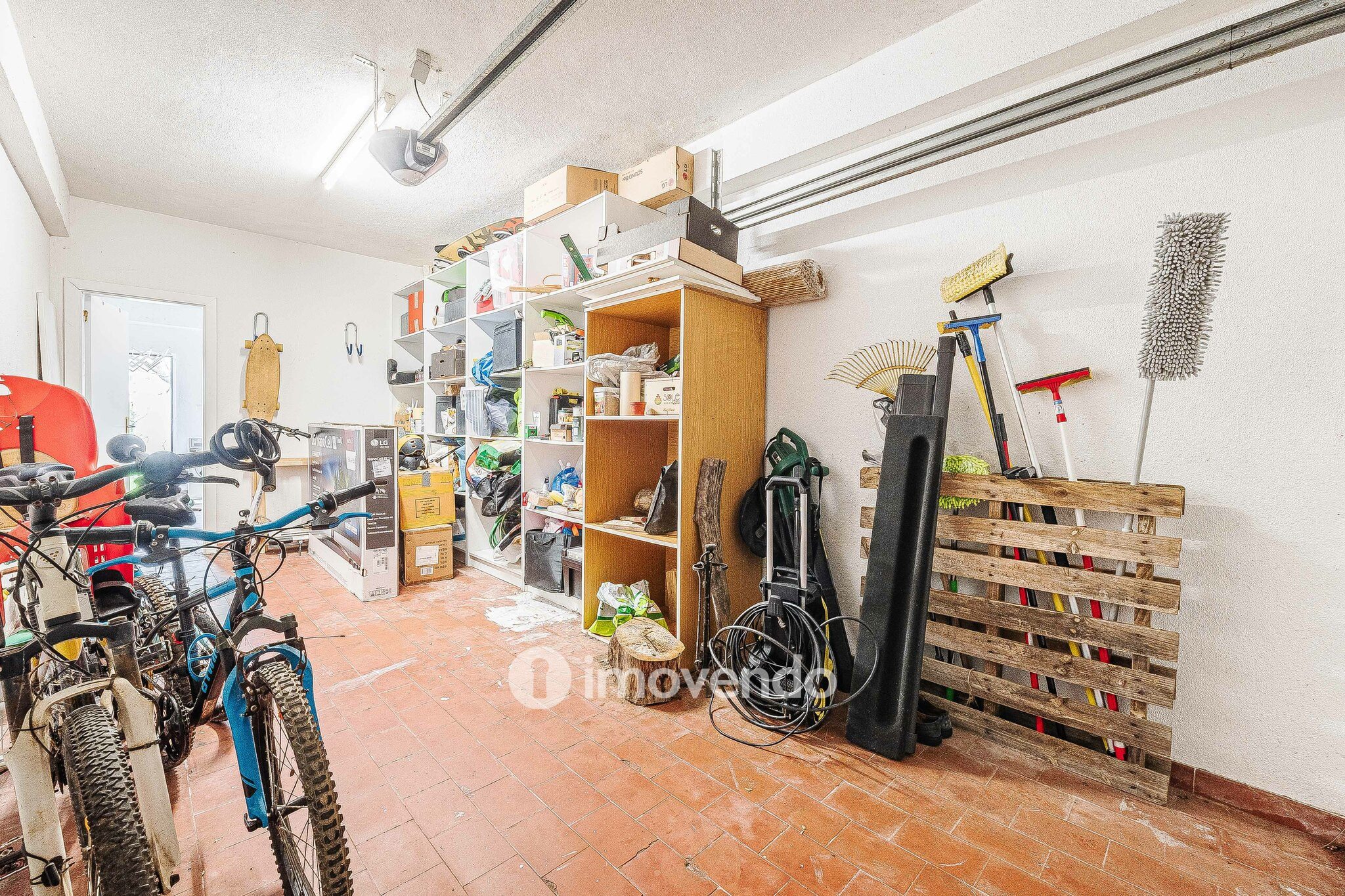 Moradia T5+2 com garagem, em condomínio com piscina, em Murches