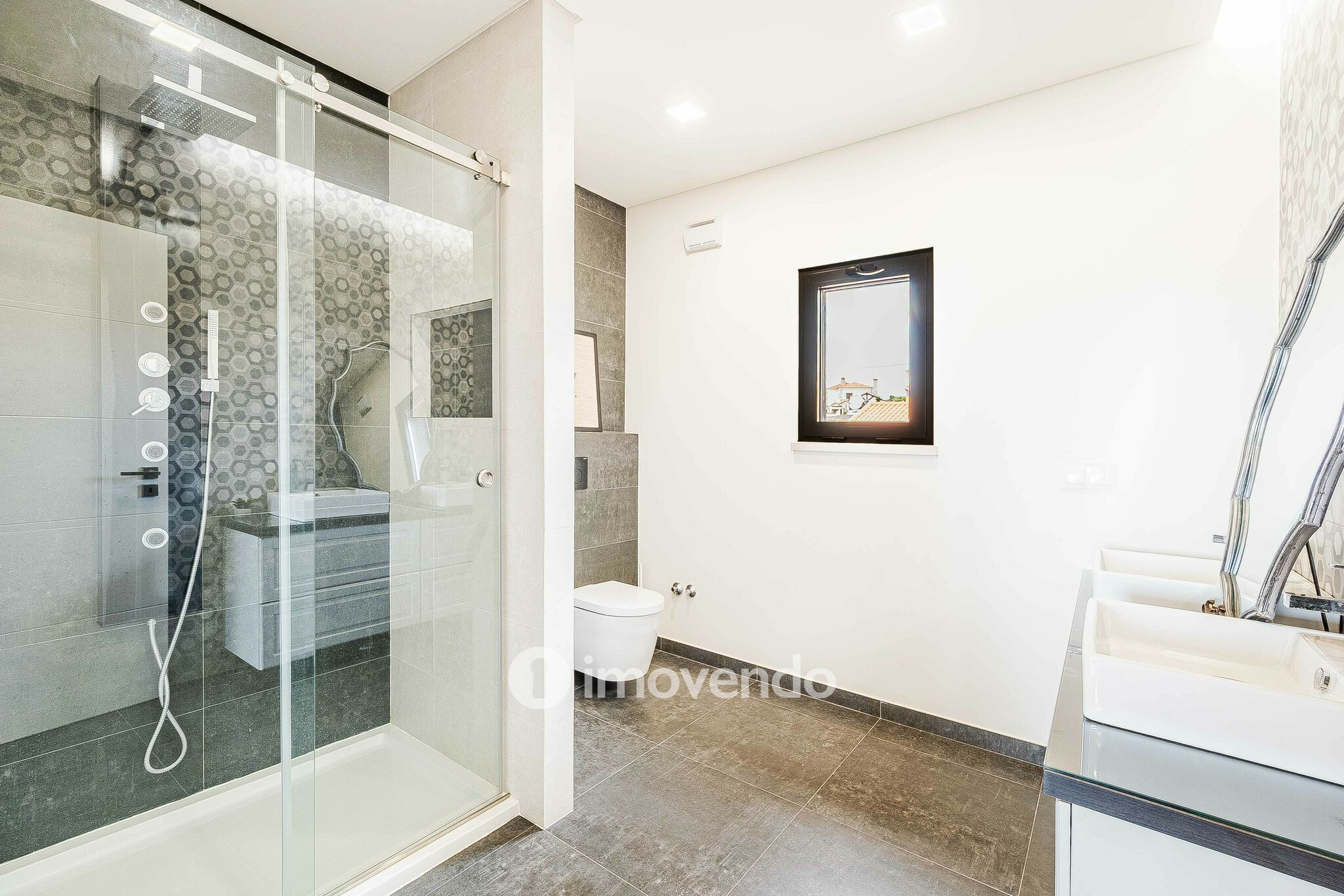 Moradia T5 exclusiva, com piscina e garagem, no Milharado, Mafra