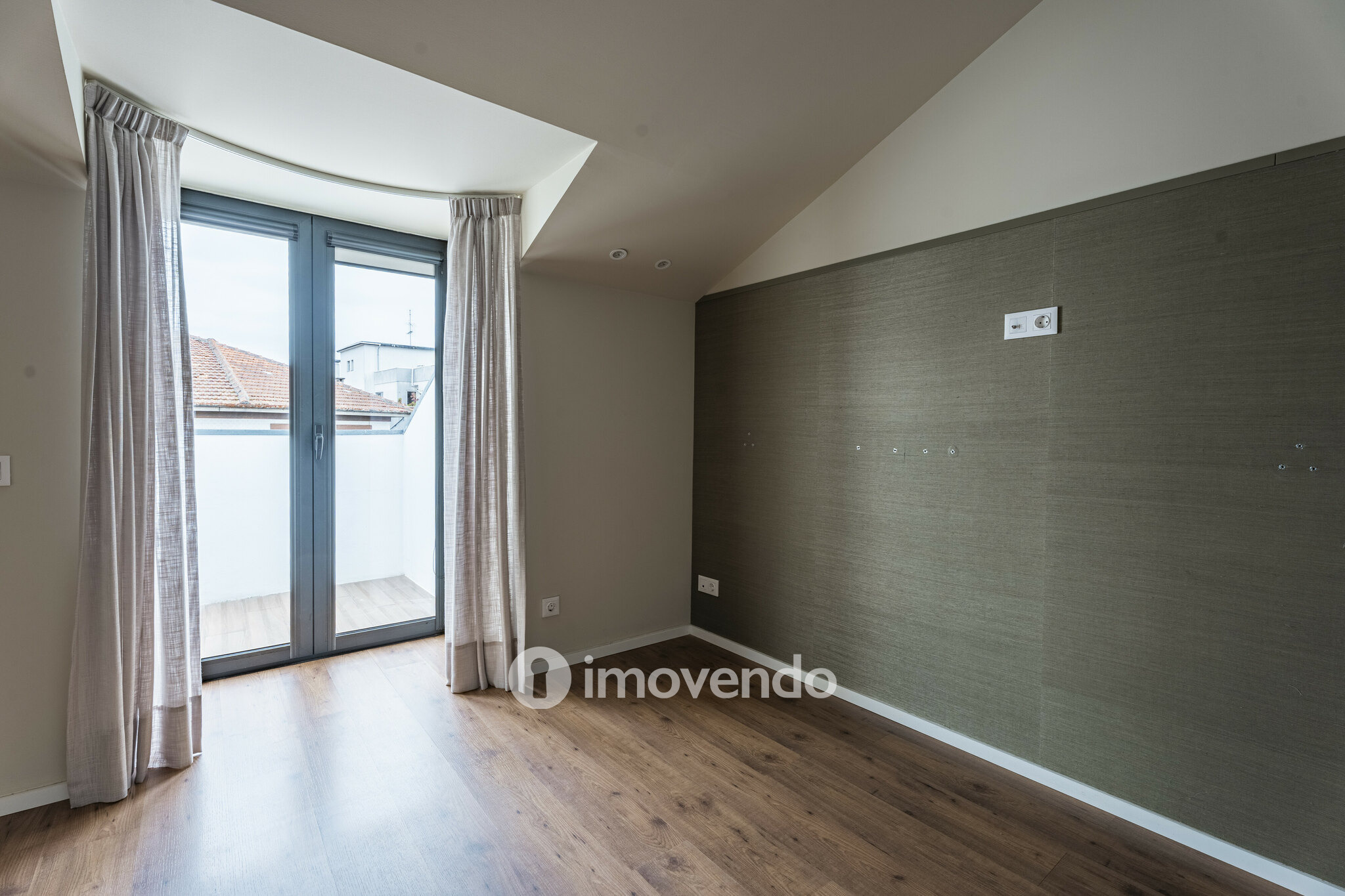 Apartamento T2+1 Duplex, com estacionamento, no Bonfim, Porto