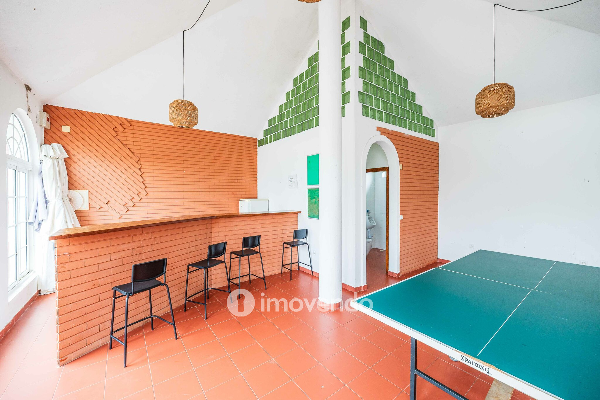 Moradia T5+2 com garagem, em condomínio com piscina, em Murches