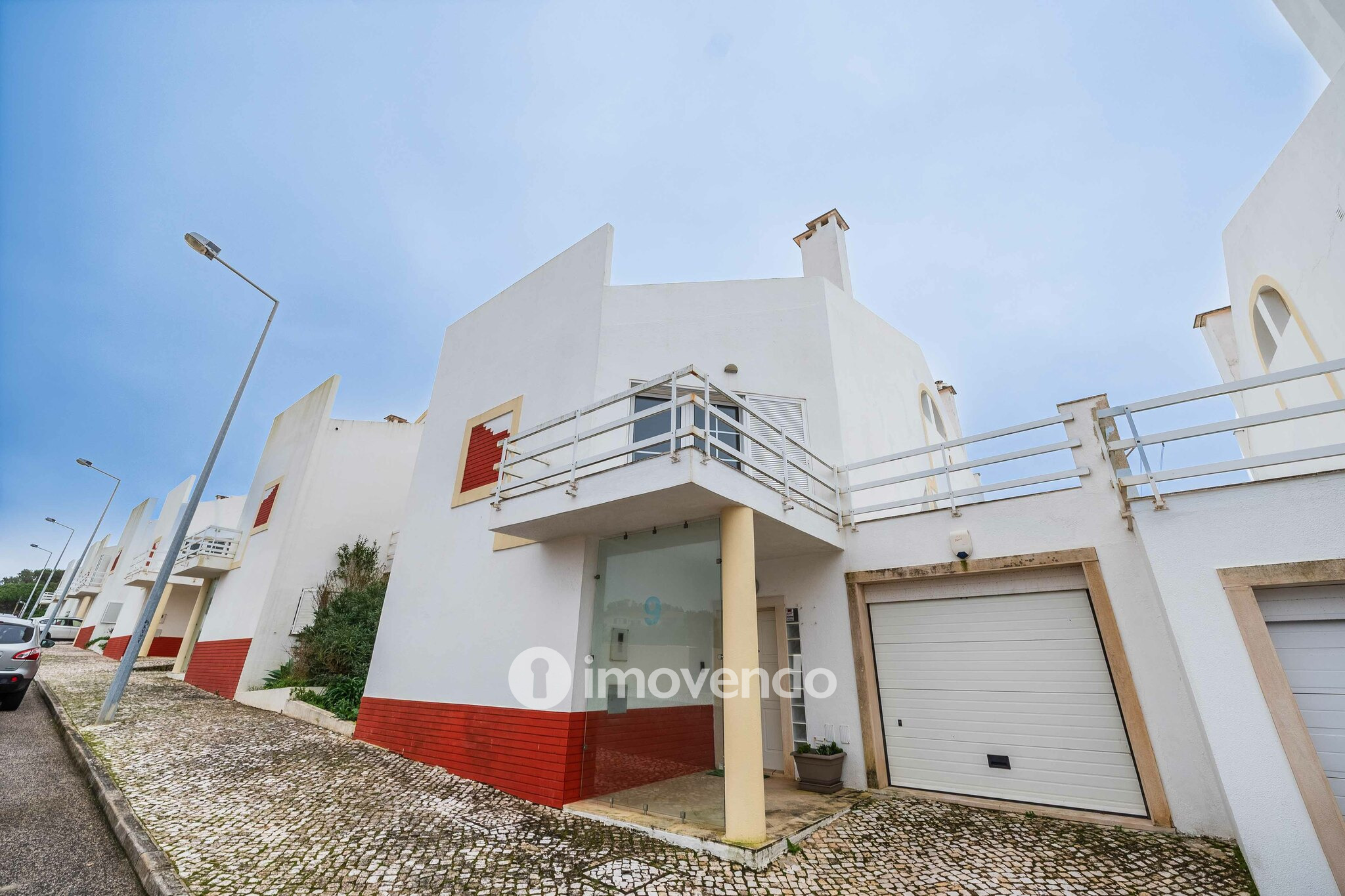 Moradia T5+2 com garagem, em condomínio com piscina, em Murches