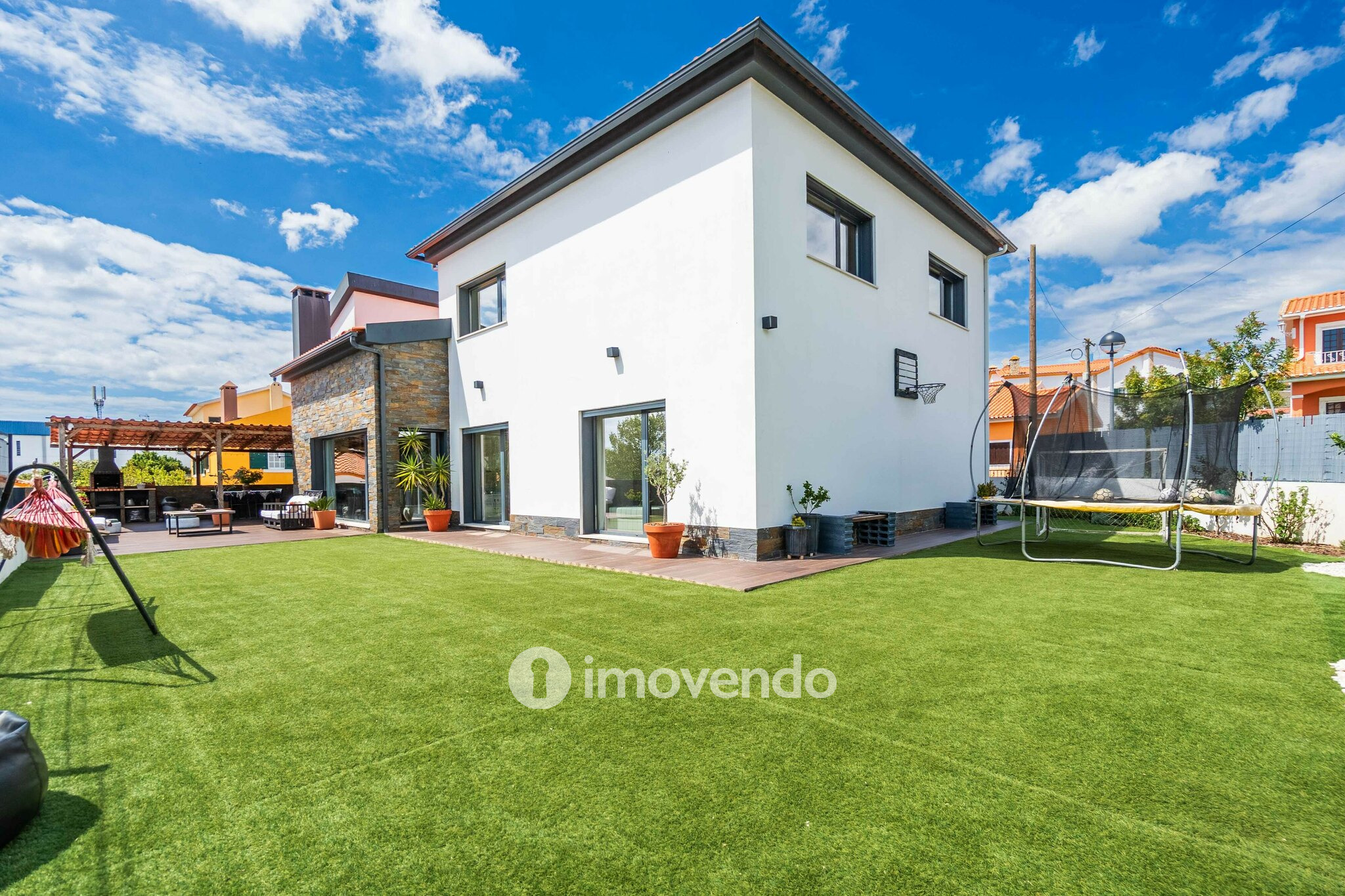 Moradia T5 exclusiva, com piscina e garagem, no Milharado, Mafra