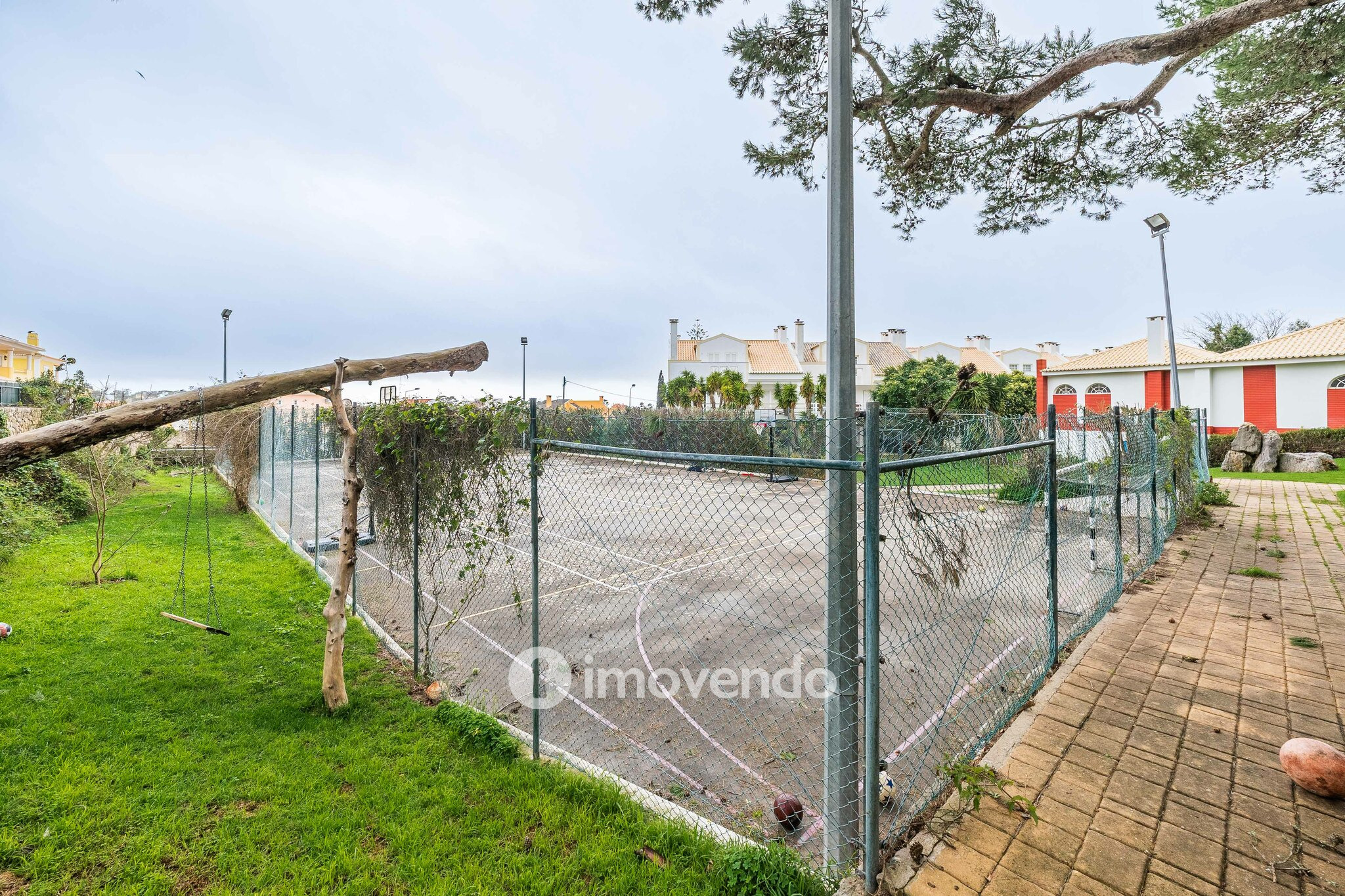 Moradia T5+2 com garagem, em condomínio com piscina, em Murches