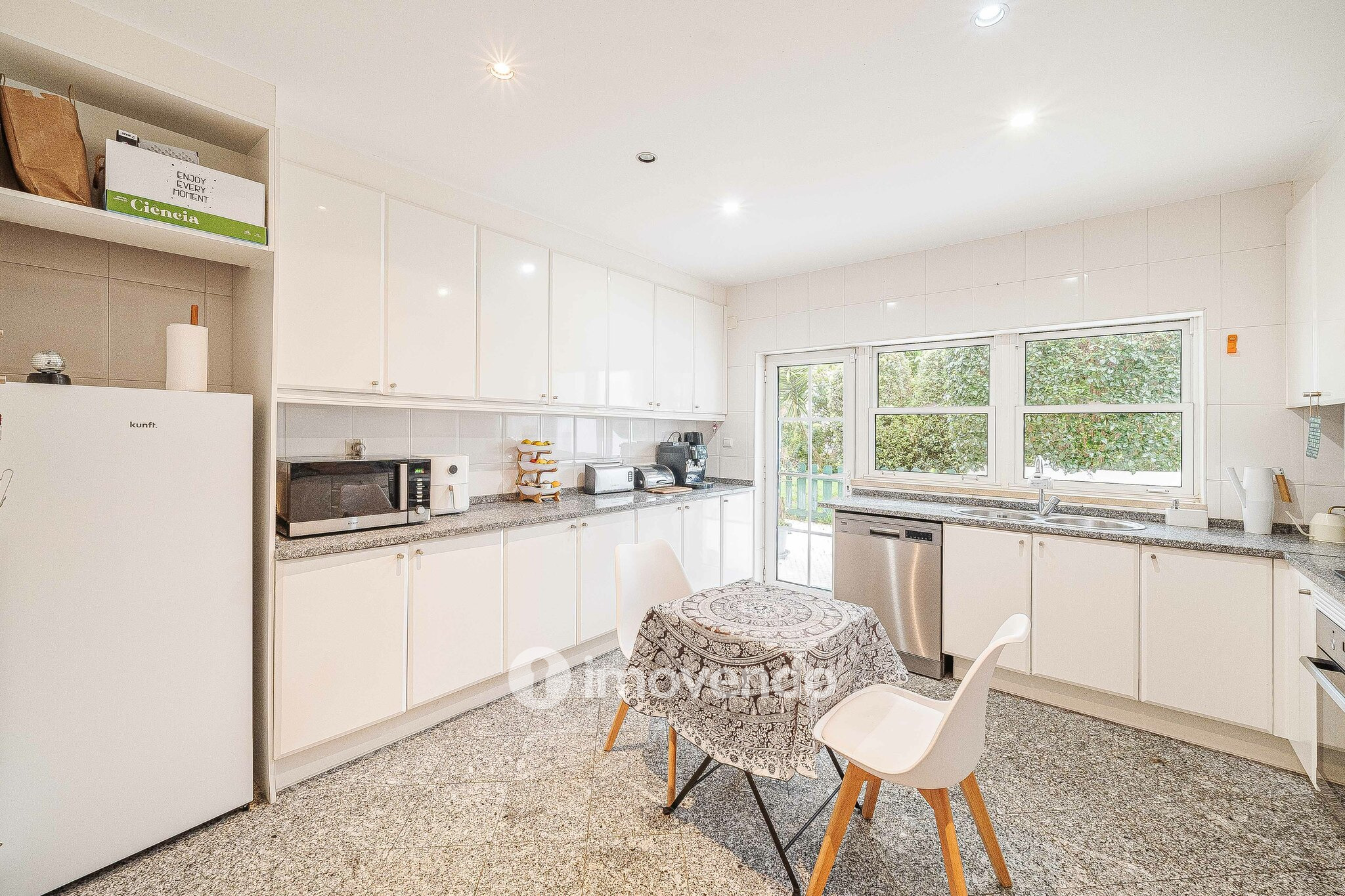 Moradia T5+2 com garagem, em condomínio com piscina, em Murches