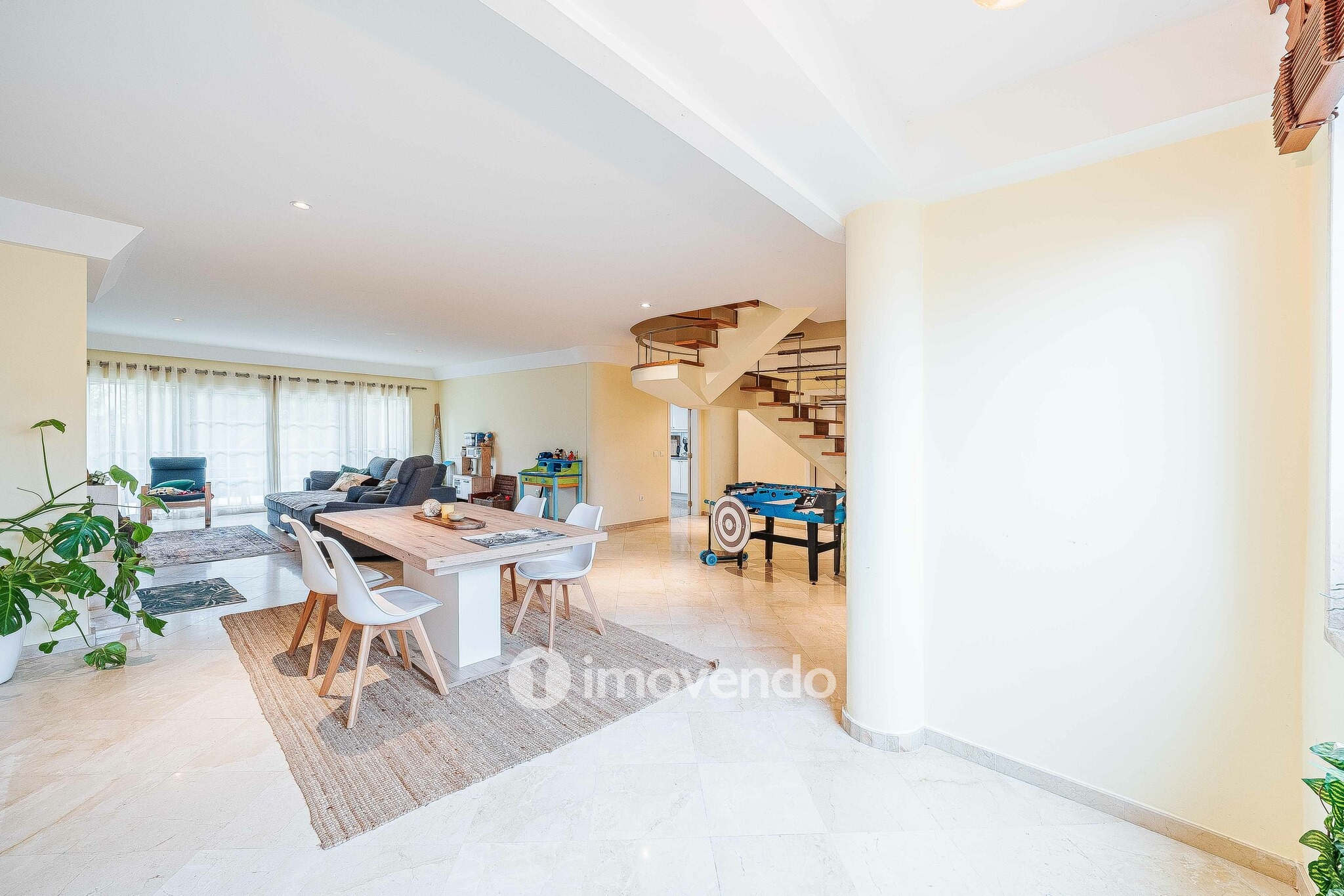 Moradia T5+2 com garagem, em condomínio com piscina, em Murches