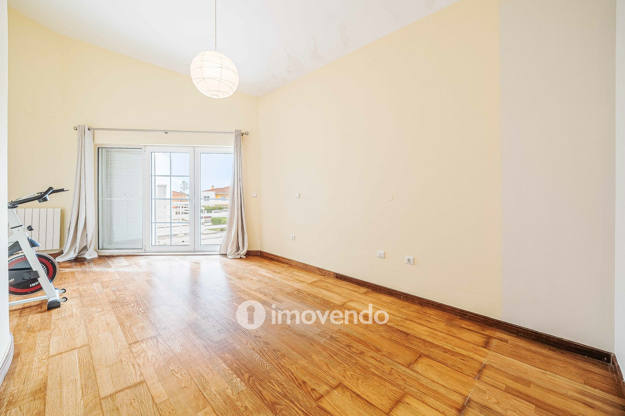 Moradia T5+2 com garagem, em condomínio com piscina, em Murches