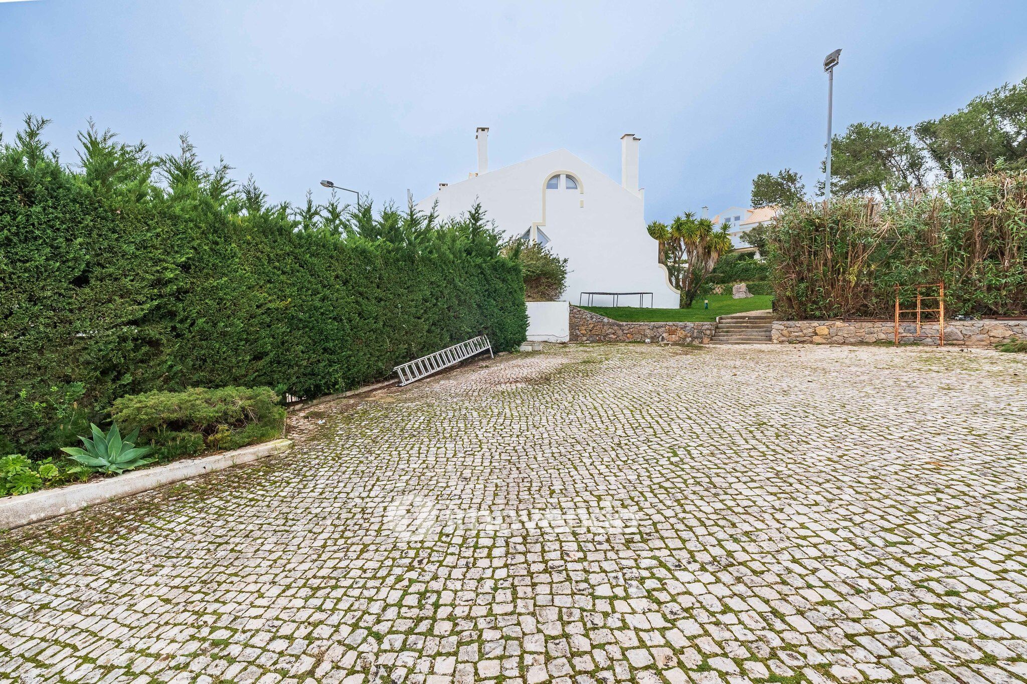 Moradia T5+2 com garagem, em condomínio com piscina, em Murches