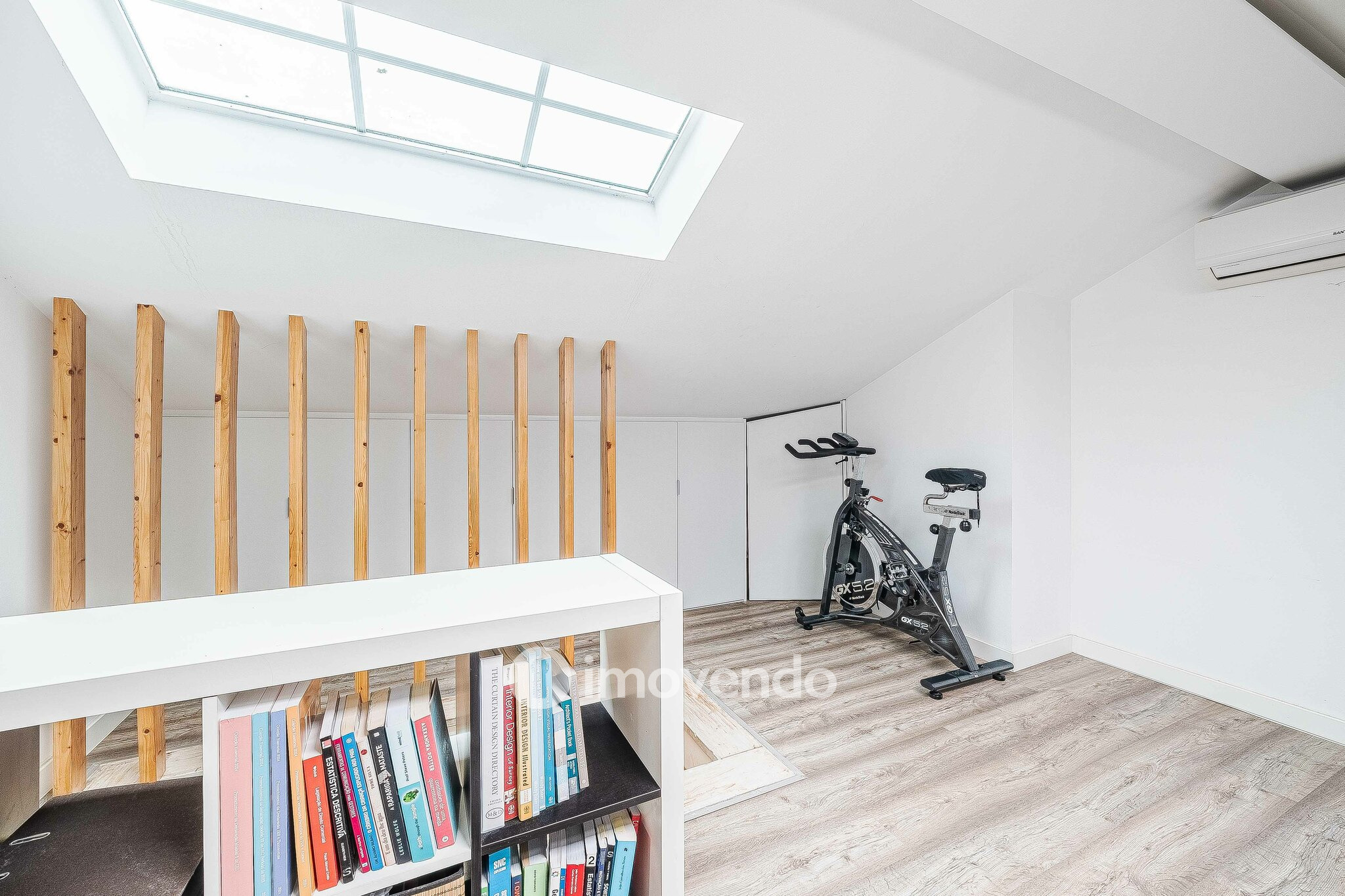 Andar de Moradia T2 Duplex, com garagem e logradouro, no Seixal