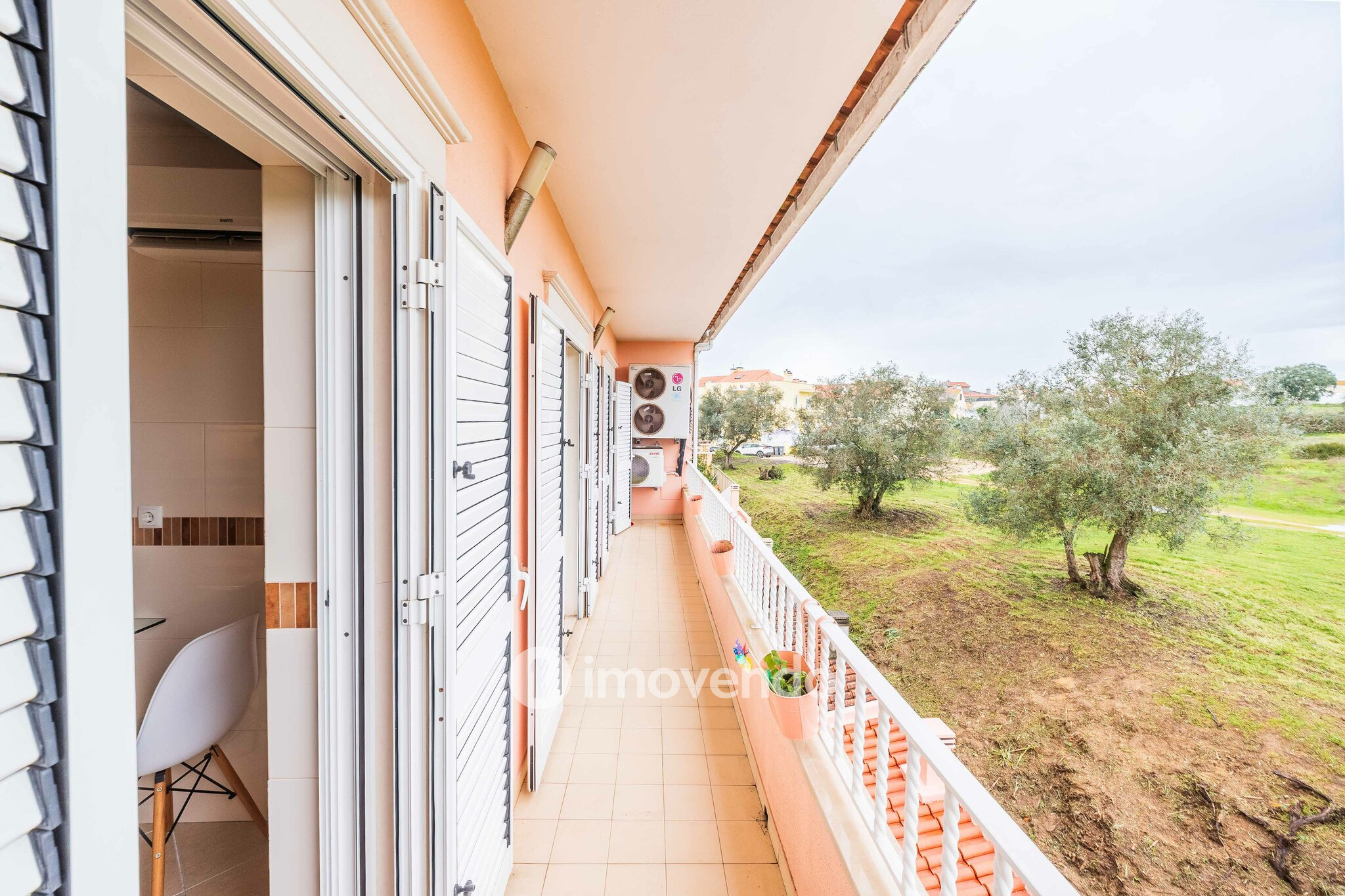 Andar de Moradia T2 Duplex, com garagem e logradouro, no Seixal