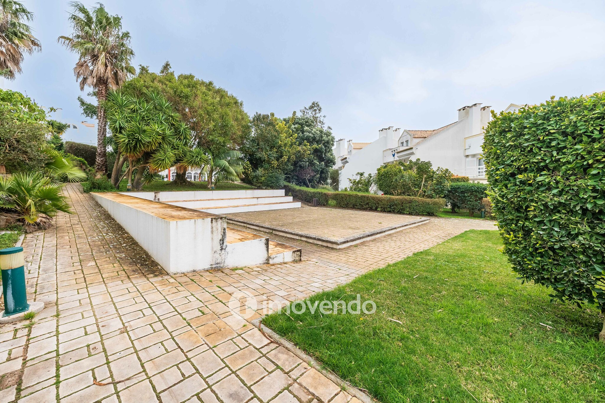 Moradia T5+2 com garagem, em condomínio com piscina, em Murches