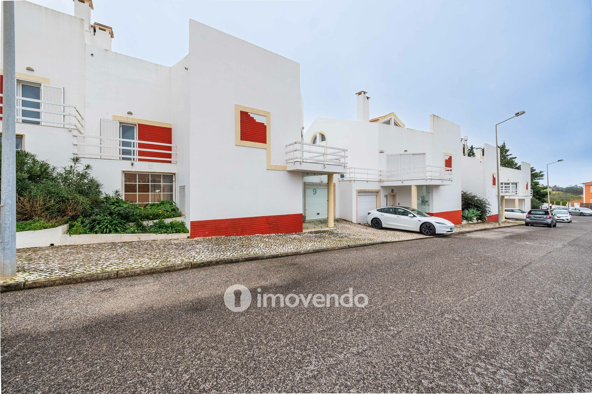 Moradia T5+2 com garagem, em condomínio com piscina, em Murches