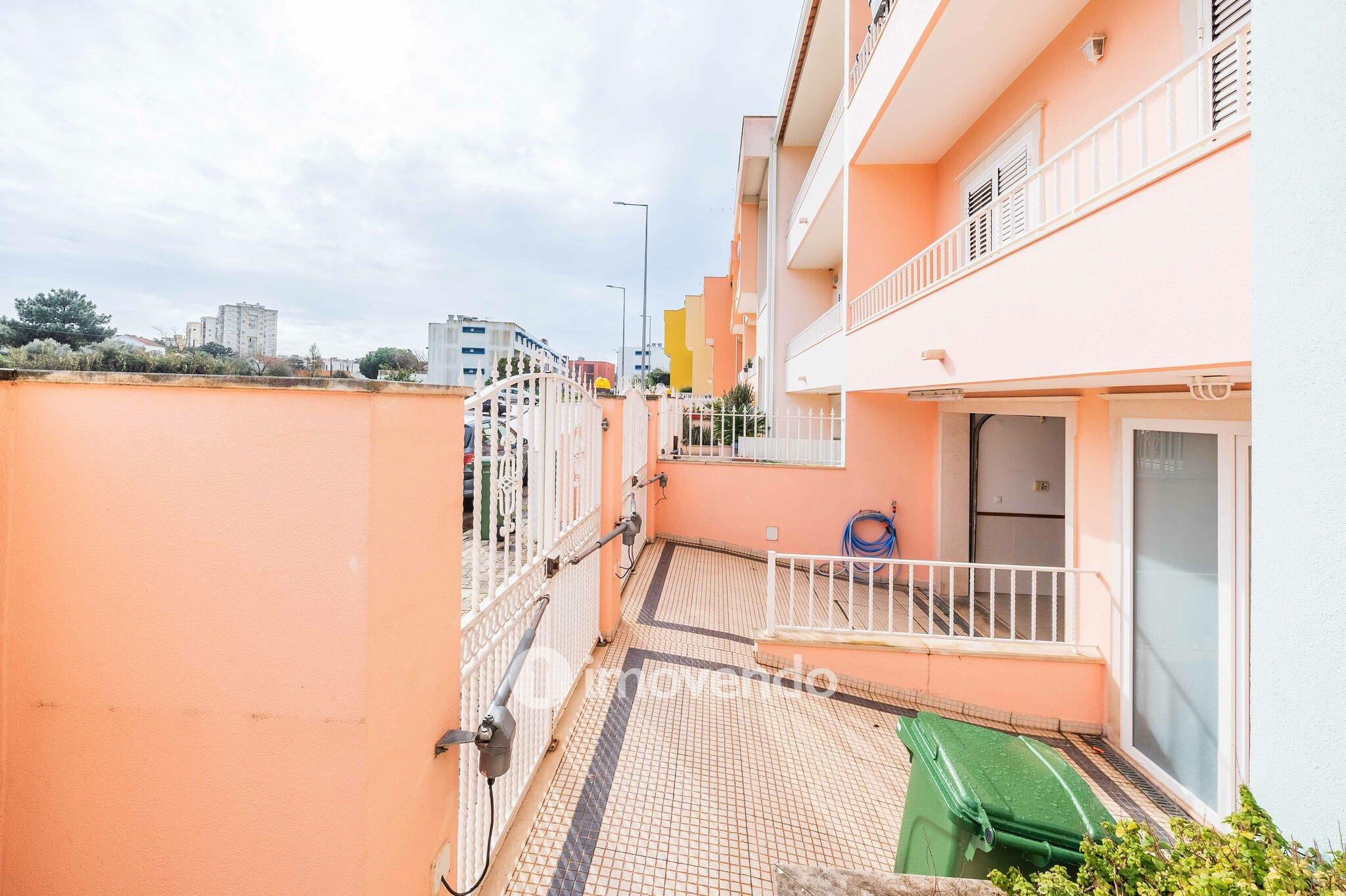 Andar de Moradia T2 Duplex, com garagem e logradouro, no Seixal