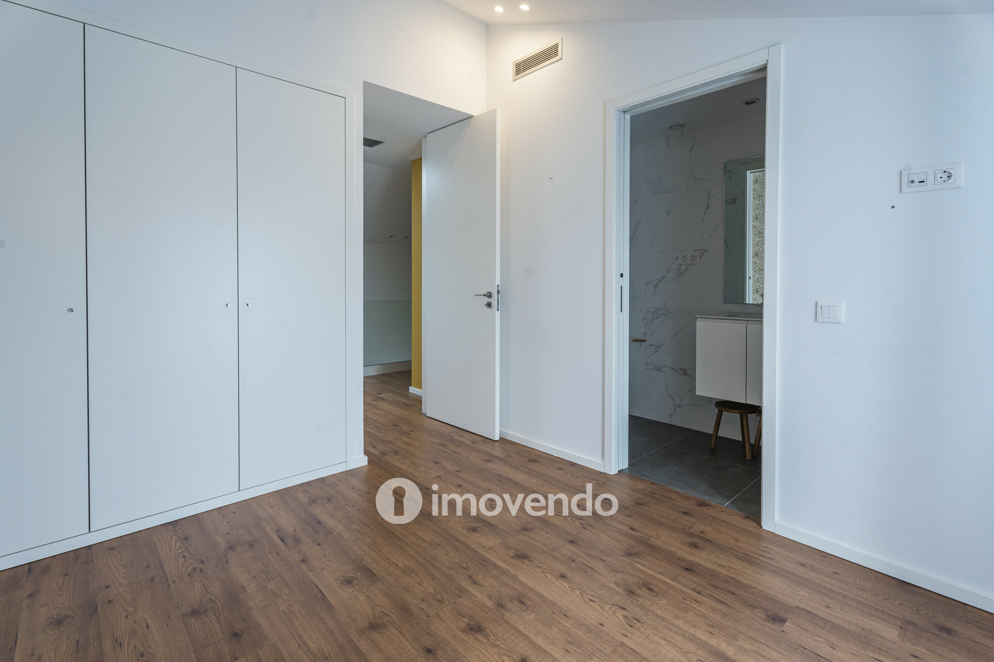 Apartamento T2+1 Duplex, com estacionamento, no Bonfim, Porto