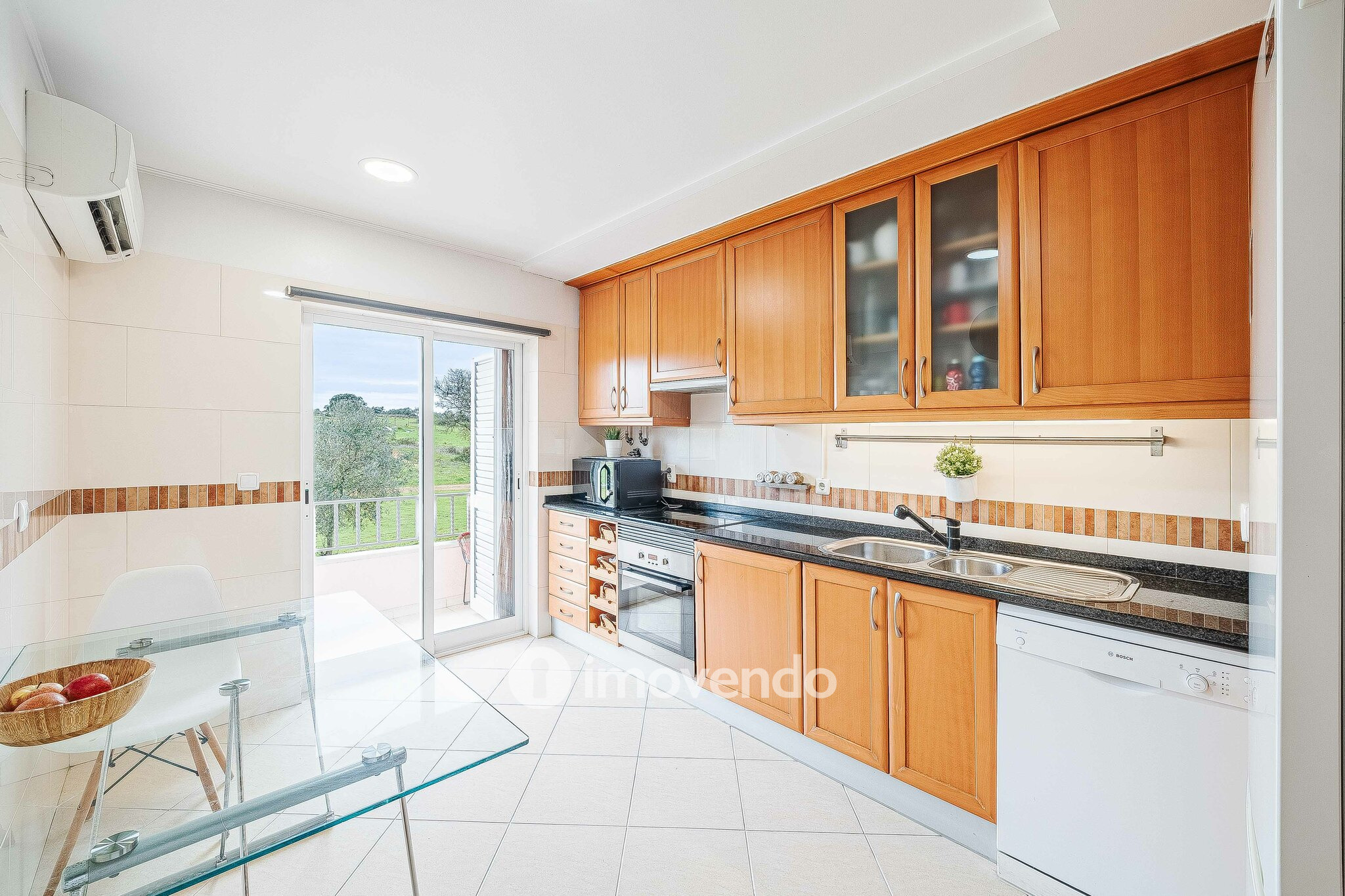 Andar de Moradia T2 Duplex, com garagem e logradouro, no Seixal