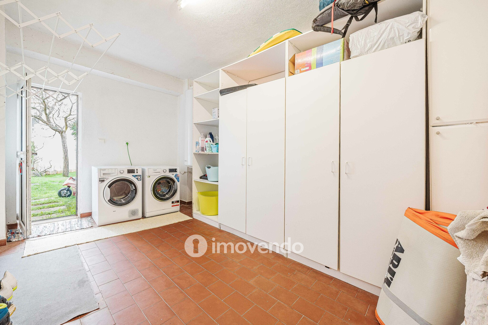 Moradia T5+2 com garagem, em condomínio com piscina, em Murches