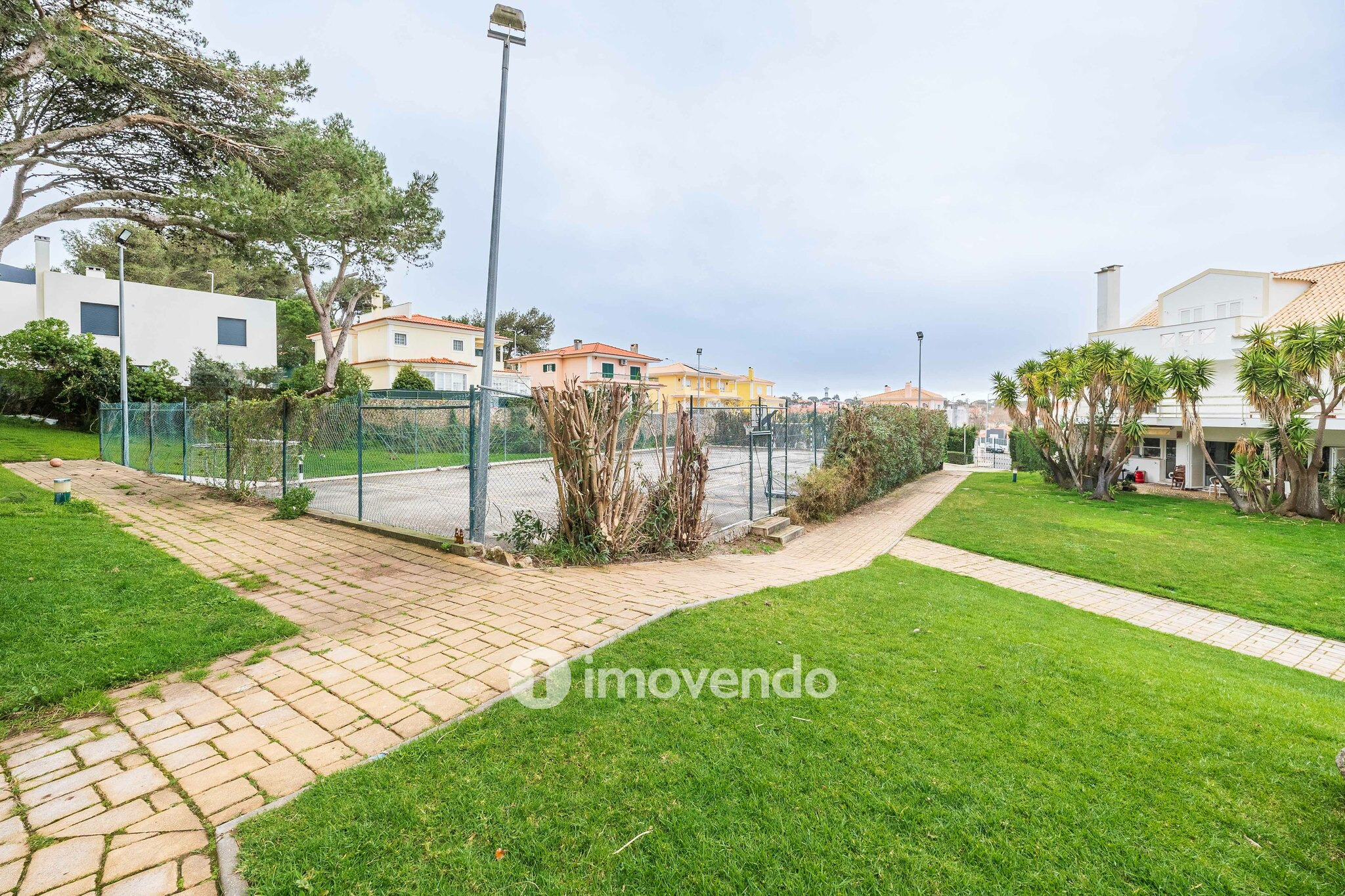 Moradia T5+2 com garagem, em condomínio com piscina, em Murches