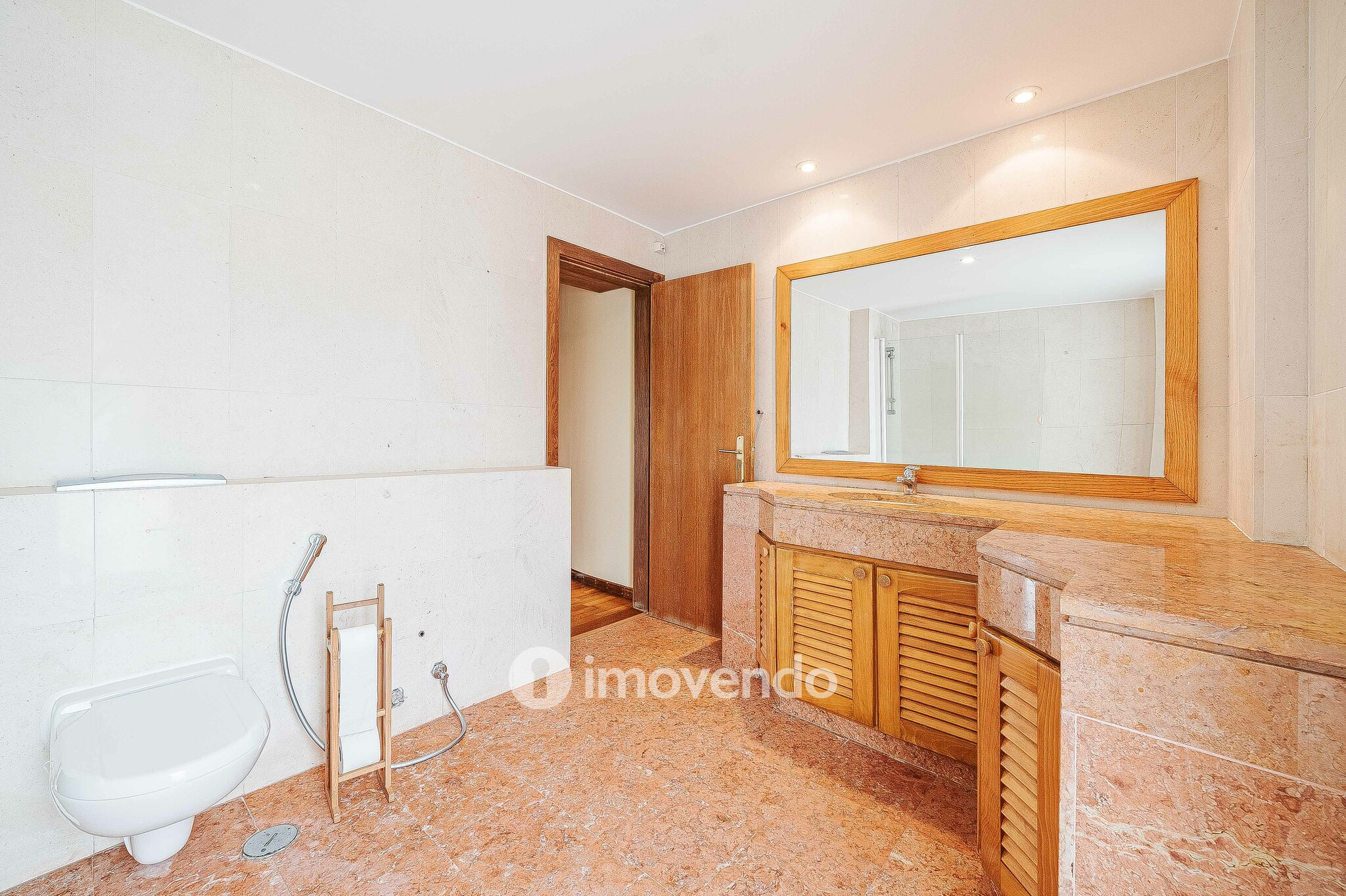 Moradia T5+2 com garagem, em condomínio com piscina, em Murches