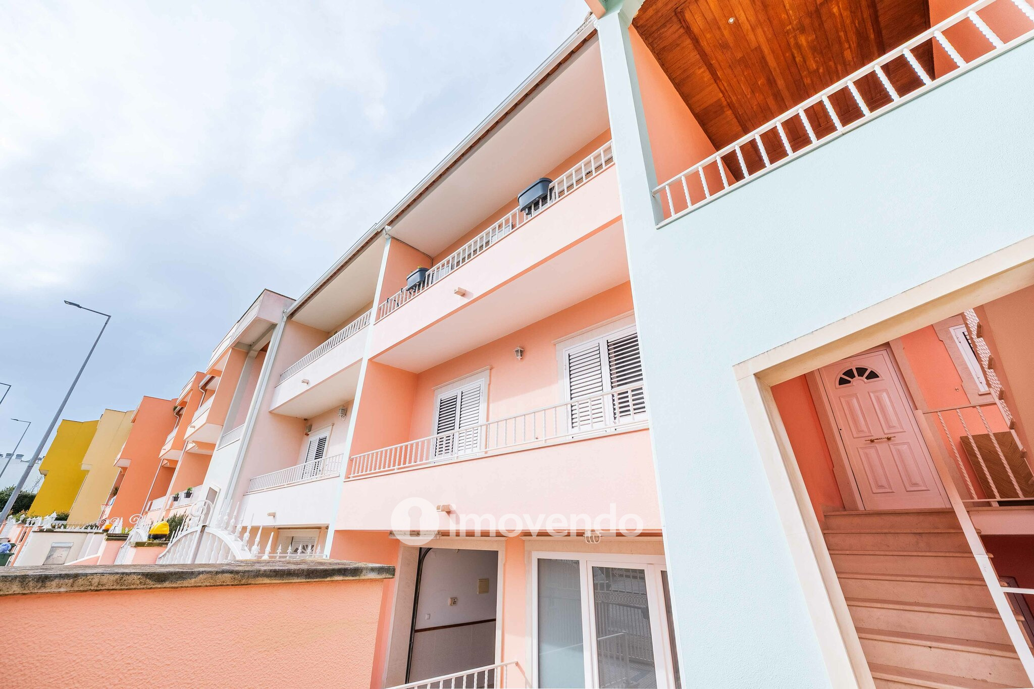 Andar de Moradia T2 Duplex, com garagem e logradouro, no Seixal