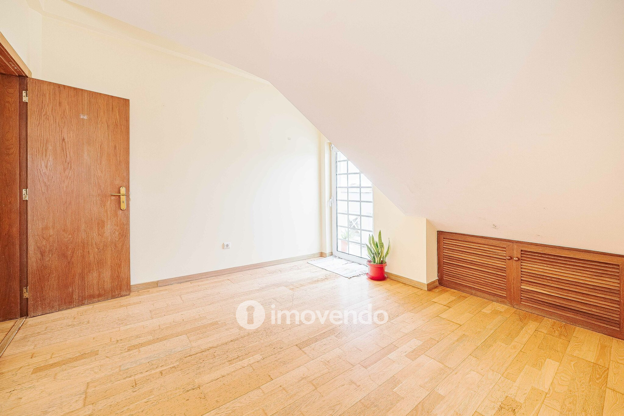 Moradia T5+2 com garagem, em condomínio com piscina, em Murches