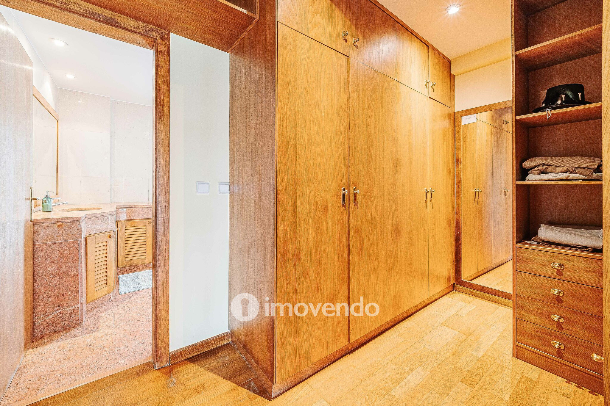 Moradia T5+2 com garagem, em condomínio com piscina, em Murches